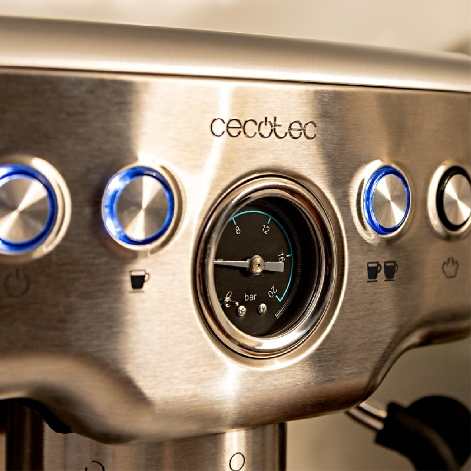 Een close-up van een roestvrijstalen espressomachine met meters, knoppen en de merknaam "cecotec".