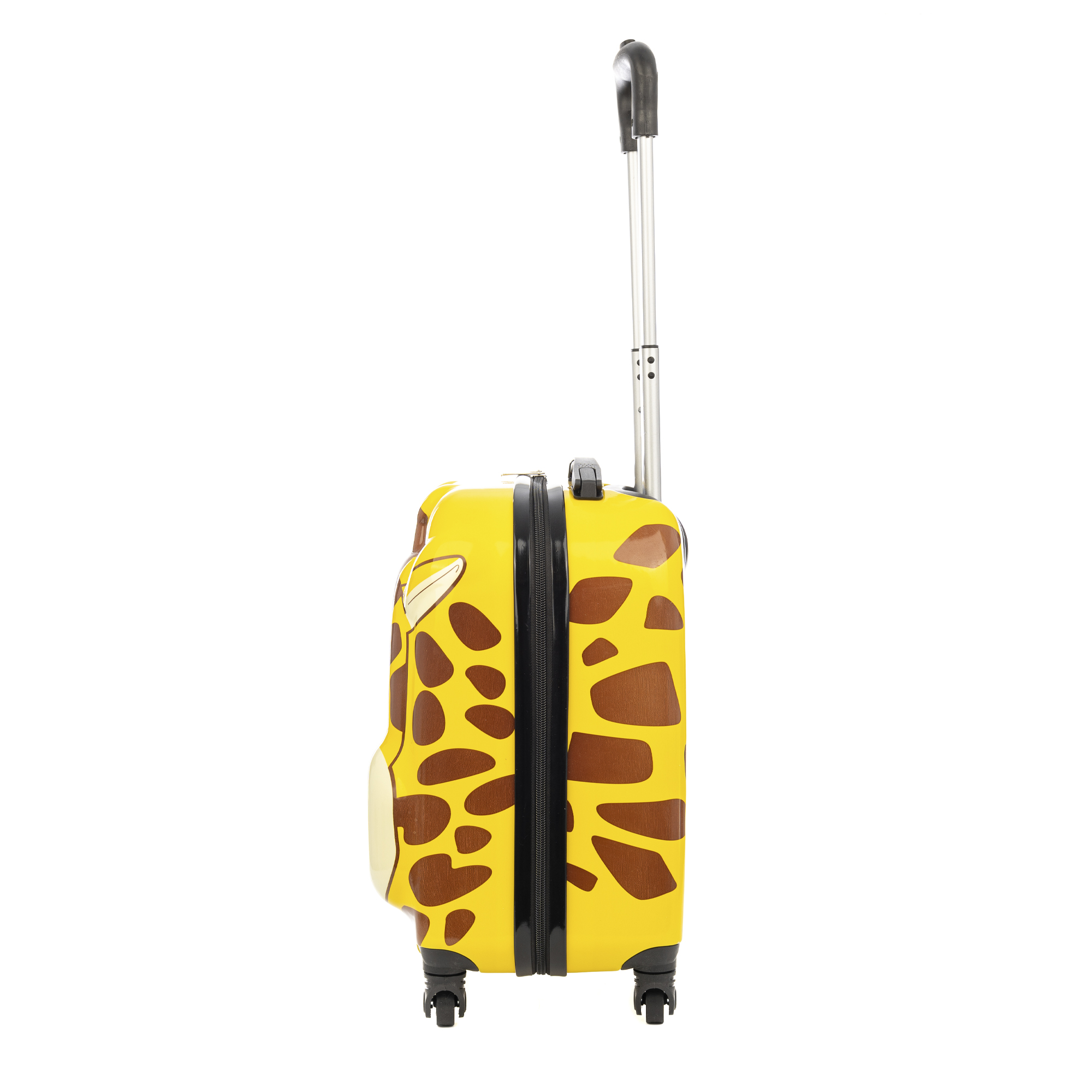 Una valigia gialla con macchie marroni, design giraffa. Ha maniglia retrattile e ruote, su sfondo bianco.