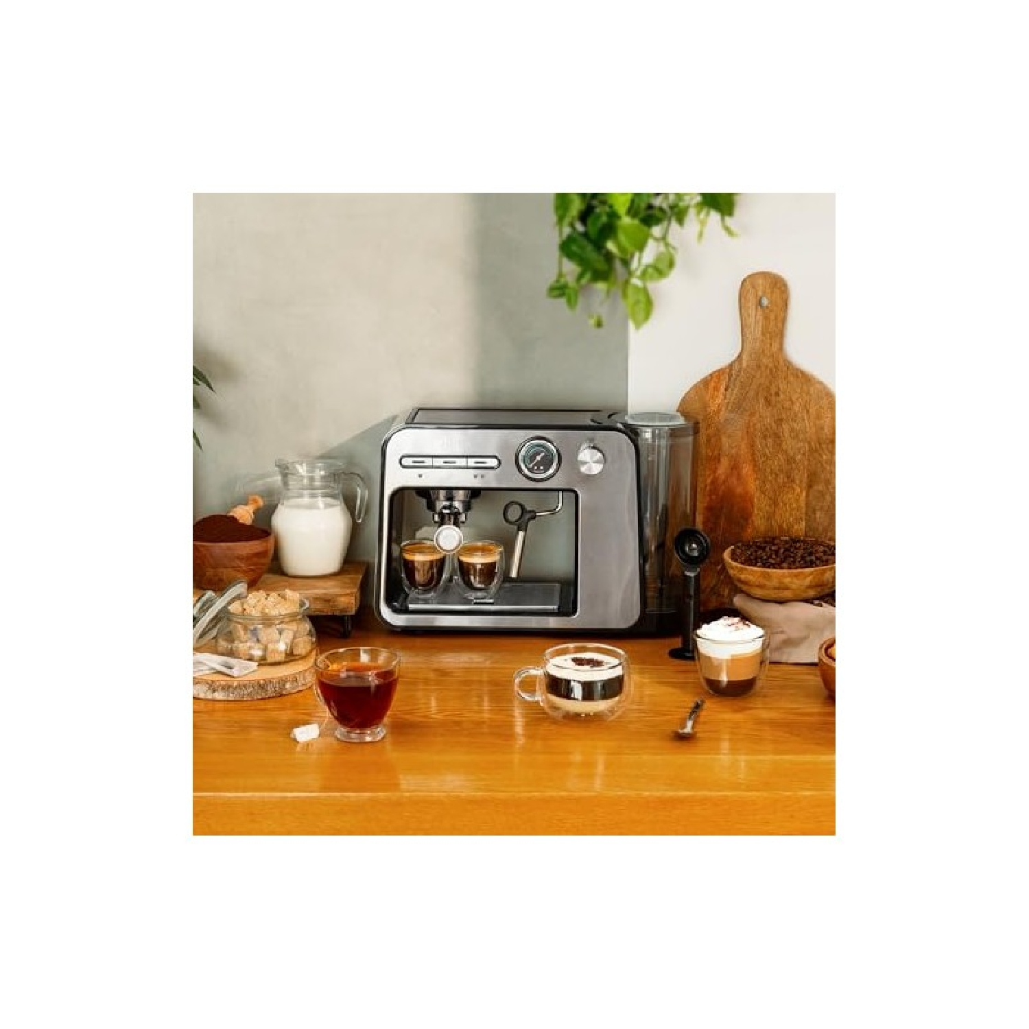 Ekspres do kawy z espresso, filiżankami, cukrem i mlekiem na drewnianym stole. Ziarna kawy i deska do krojenia w tle.