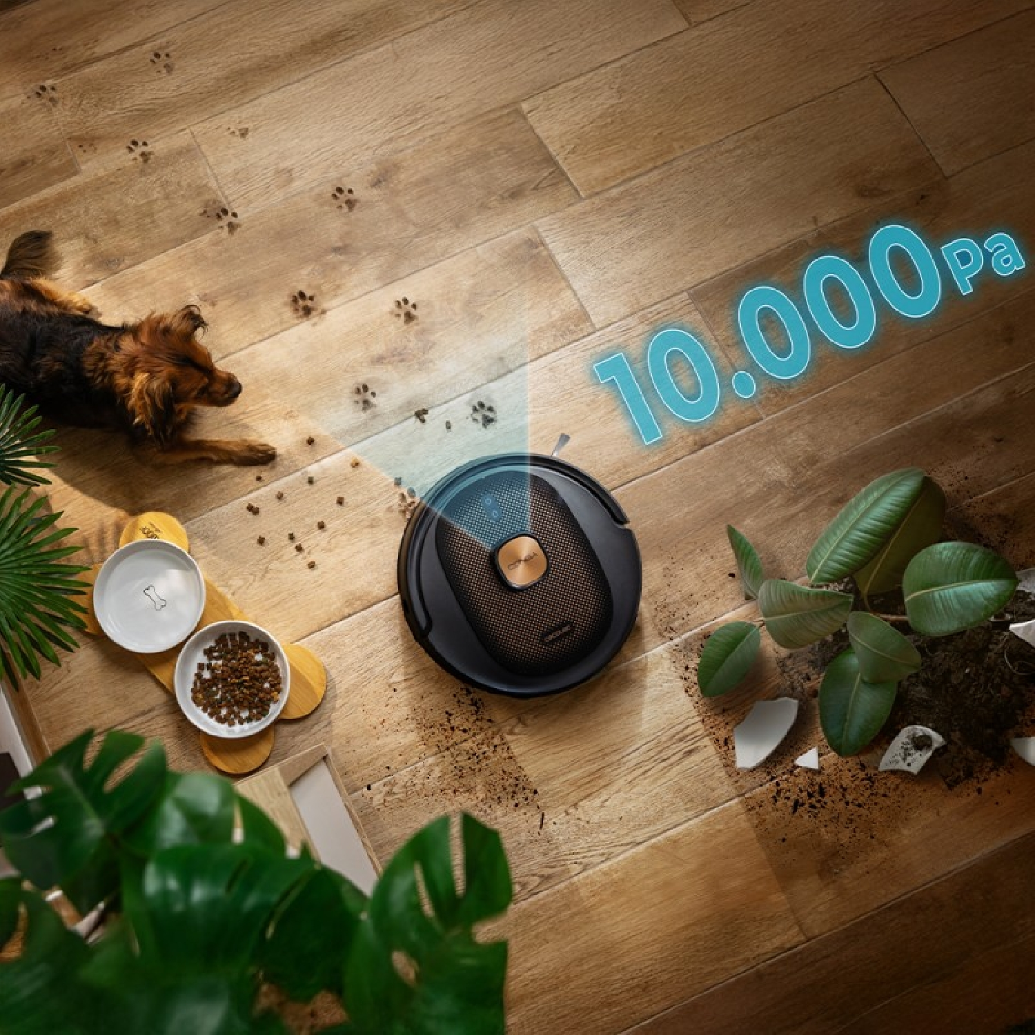 Ein Roboter-Staubsauger reinigt einen Holzboden mit verstreutem Hundefutter, Pfotenabdrücken und einem Hund. Ein zerbrochener Blumentopf ist rechts.