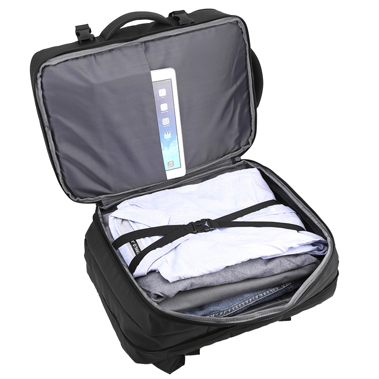 Zaino nero aperto con vestiti e un tablet dentro. Un cinturino nero assicura i vestiti. Lo sfondo è bianco.