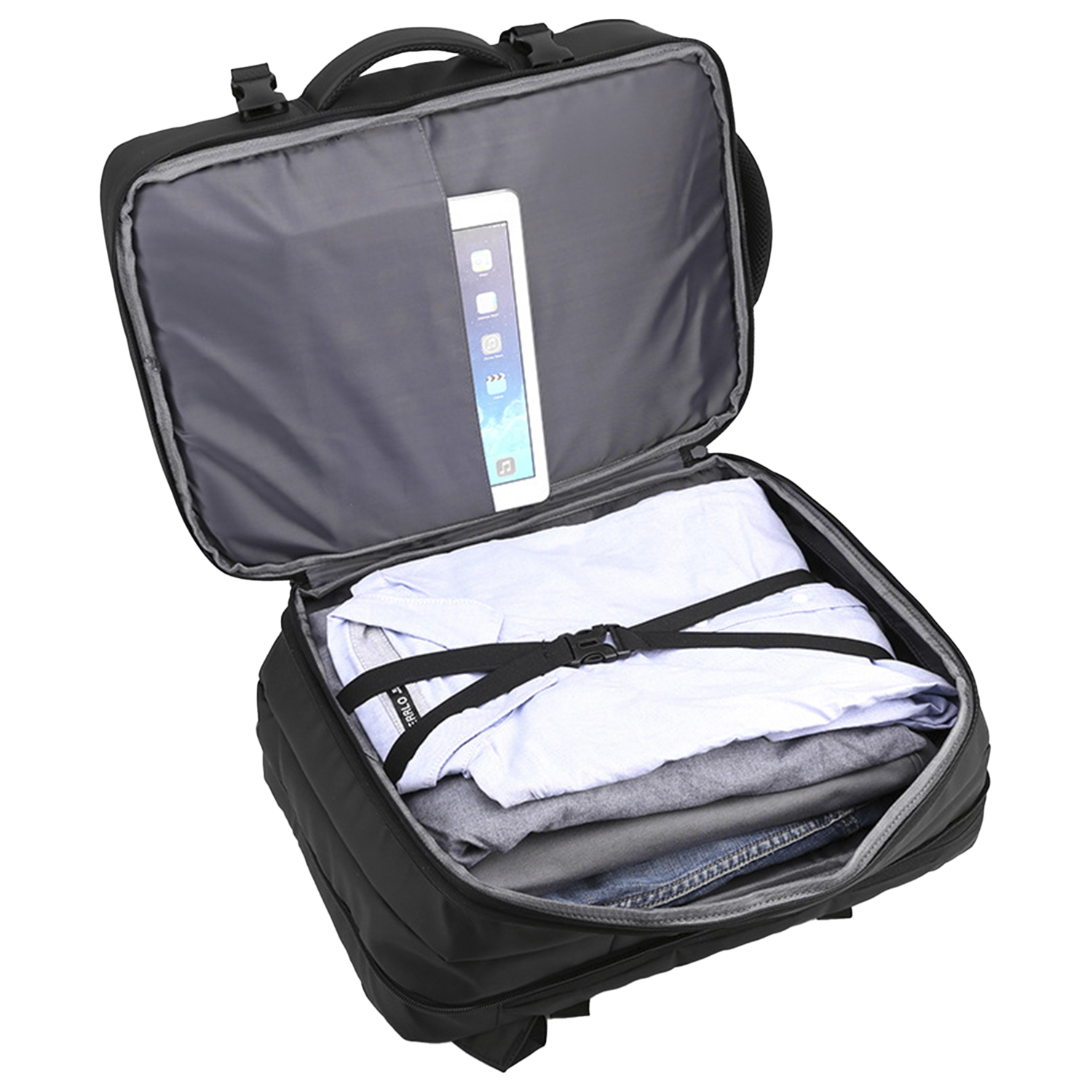 Zaino nero aperto con vestiti e un tablet all'interno. Una camicia azzurra e jeans sono visibili.