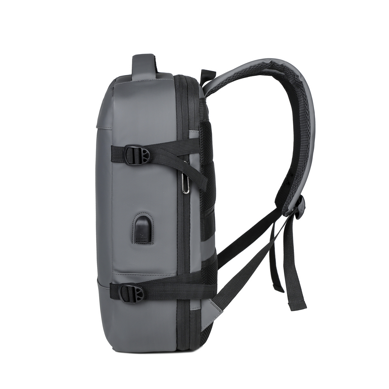 Uno zaino grigio con cinghie e fibbie nere. Ha una maniglia in alto e una porta USB. Lo sfondo è bianco.