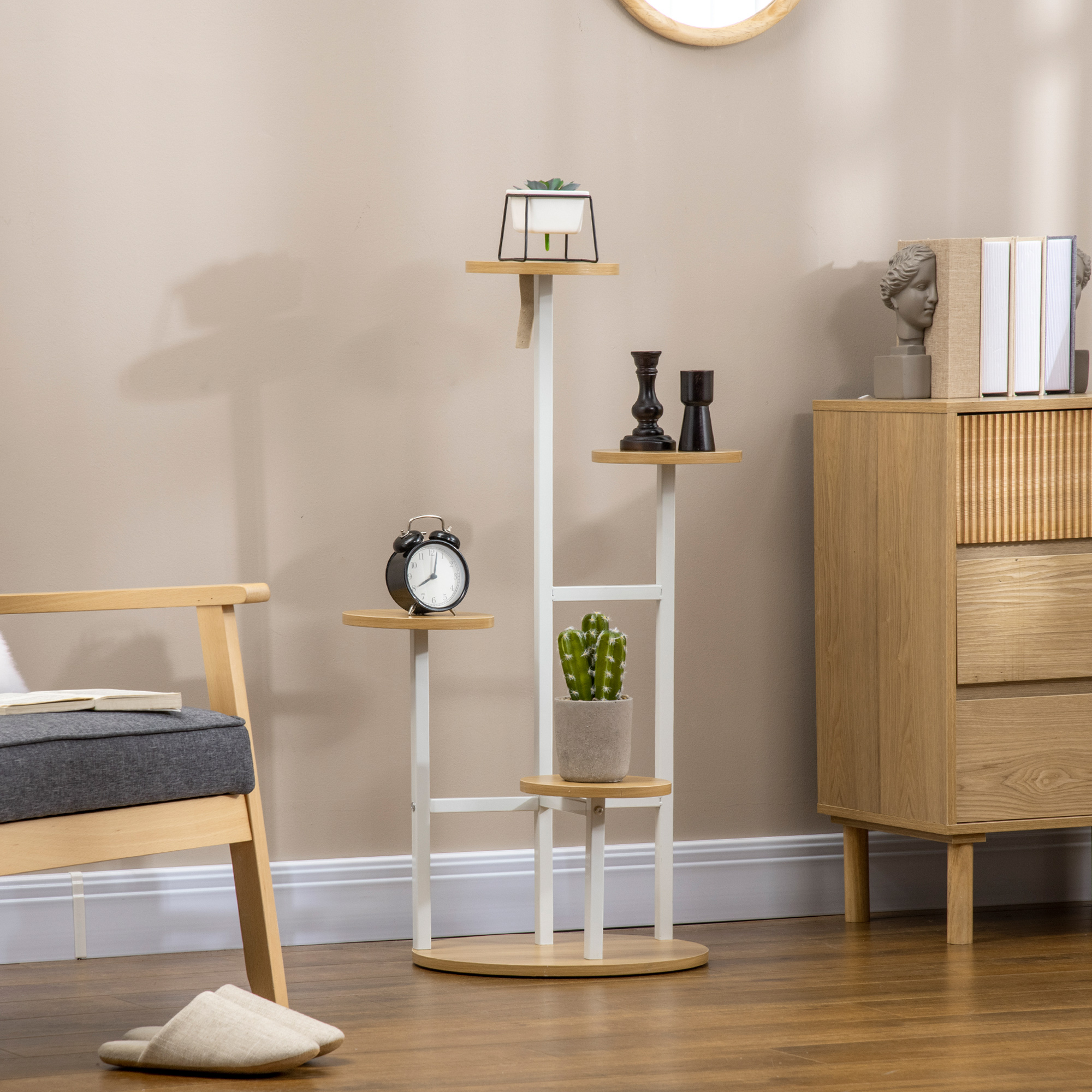 Una habitación con un soporte para plantas, un reloj y un armario. El soporte contiene plantas y decoración. Se ve una silla y zapatillas.