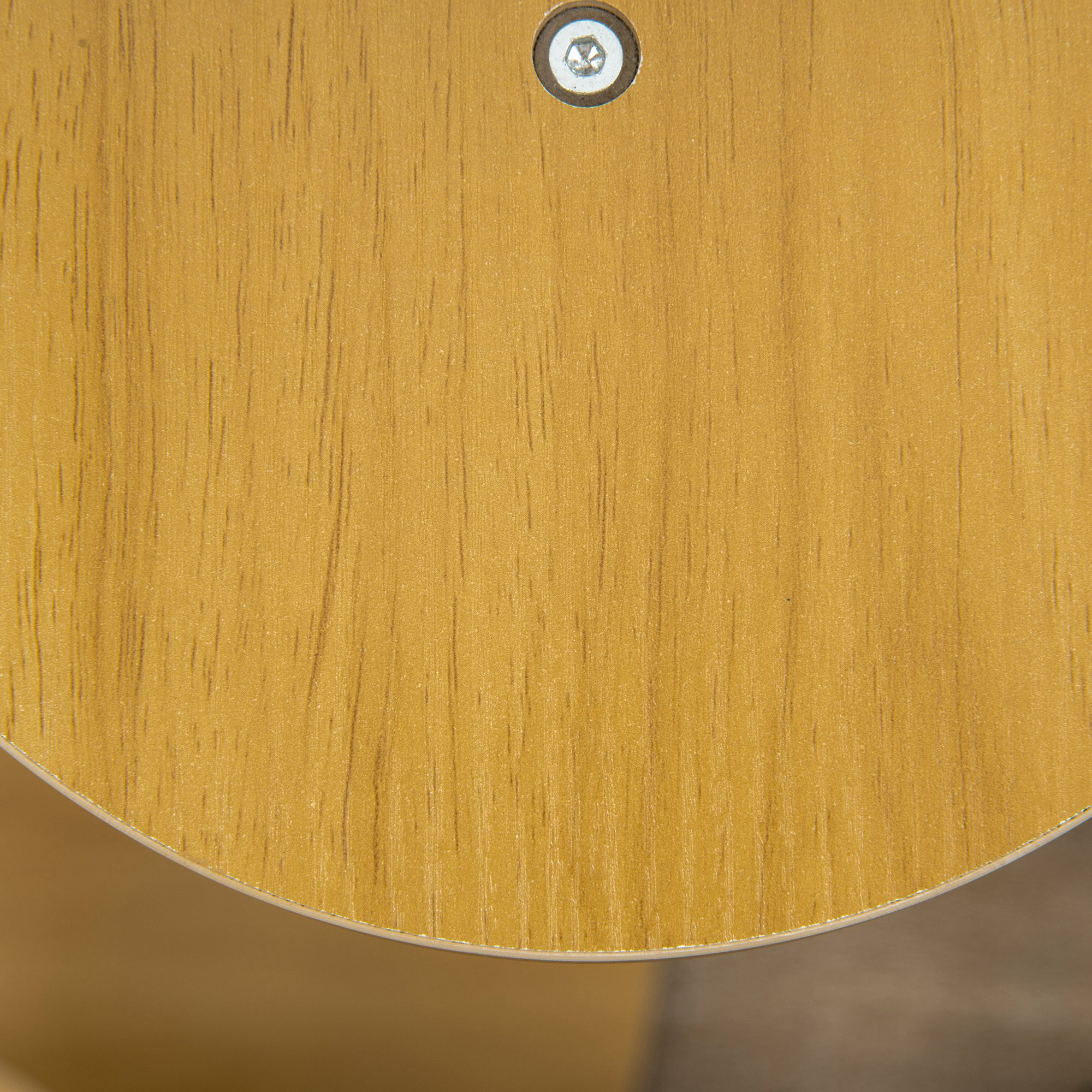 Primer plano de una superficie de madera con un tornillo. La madera tiene un color amarillo-marrón y veta visible.