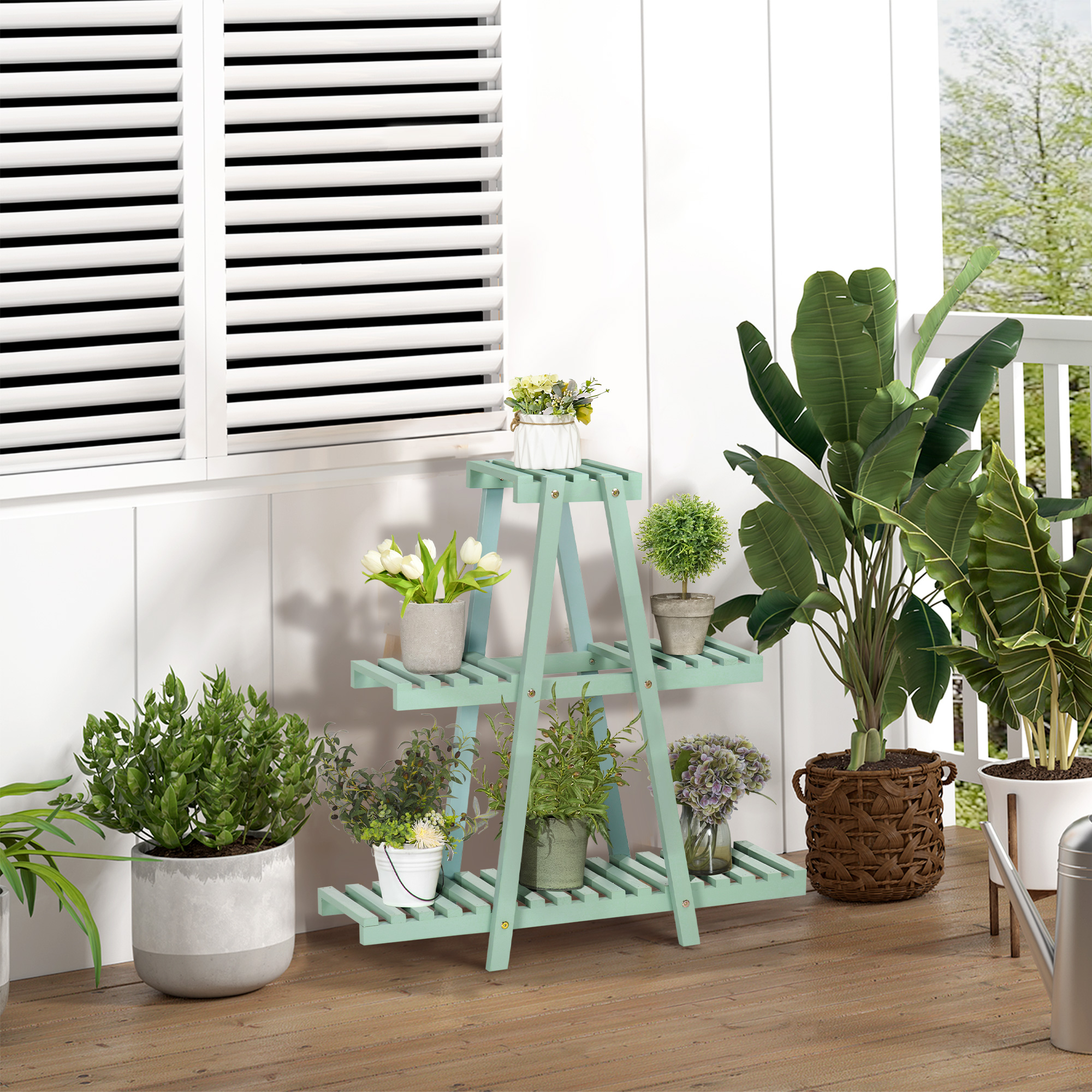 Una terraza con plantas, un estante para plantas y una ventana con persianas blancas. Varias plantas están en macetas. El soporte es verde menta.