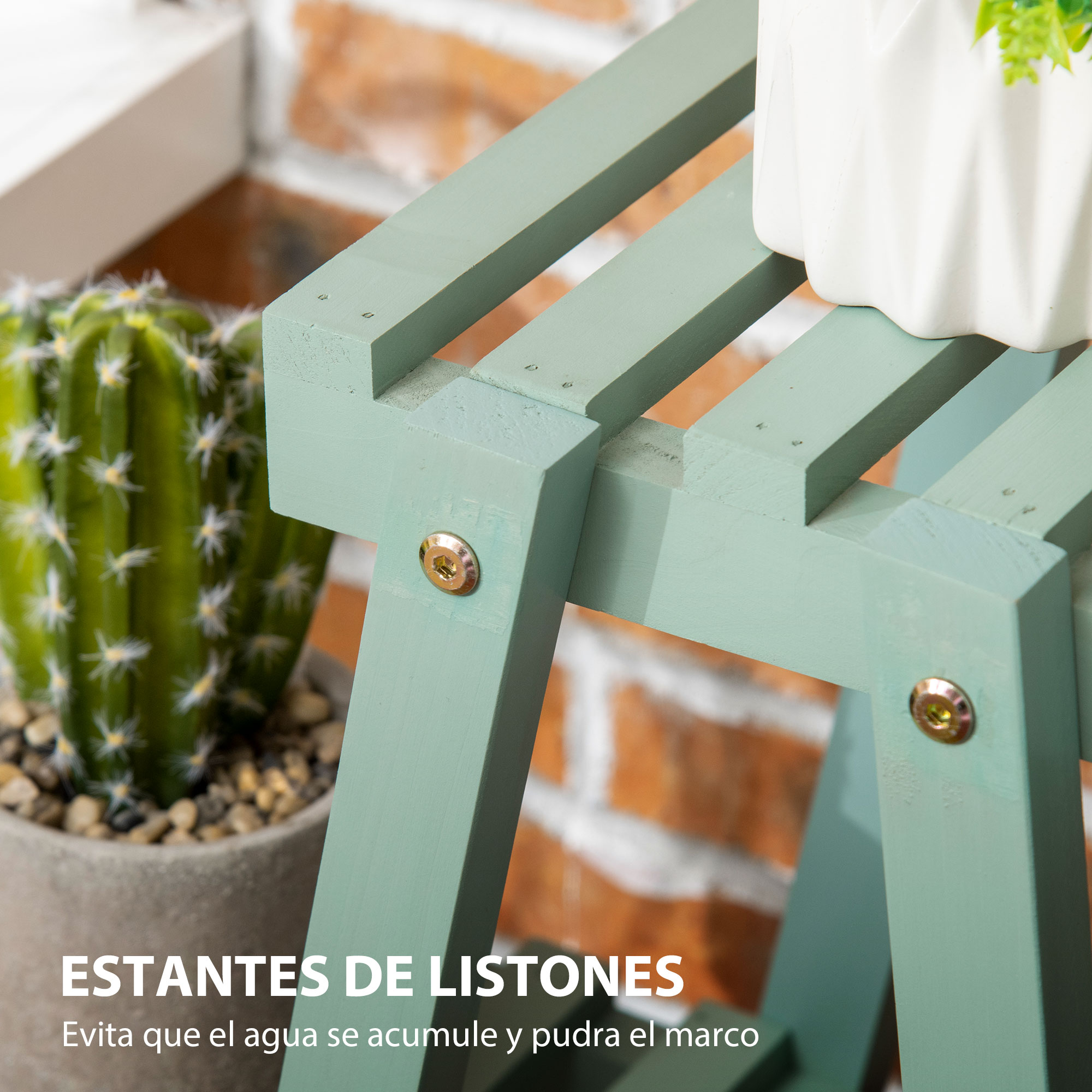 Un soporte de madera verde con un cactus, una maceta blanca y un fondo de pared de ladrillo.