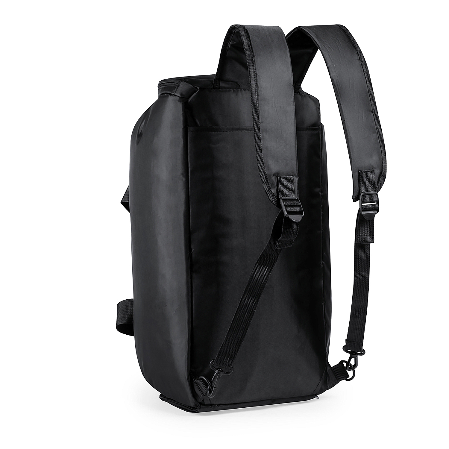 Una mochila negra, vista desde atrás. Tiene correas acolchadas para los hombros y una correa para el pecho. El fondo es blanco.