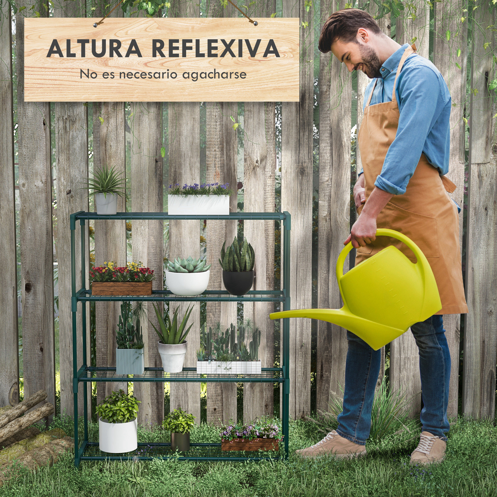 Un hombre riega plantas en un estante. Un letrero de madera cuelga arriba. El fondo es una valla de madera y hierba.