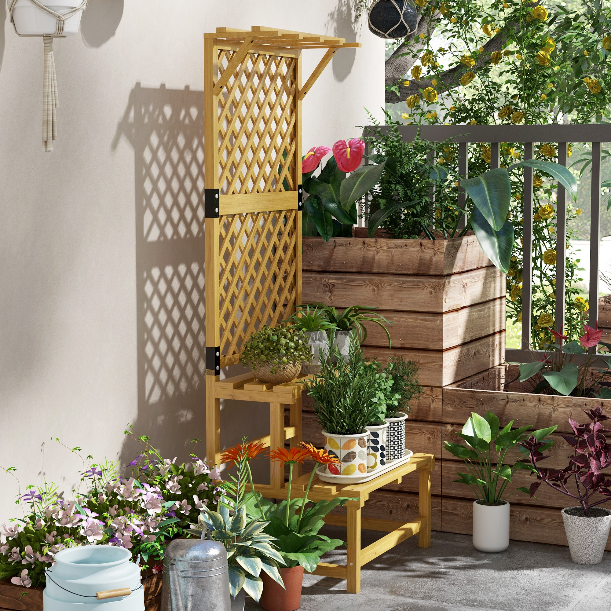 Un soporte de plantas de madera con varias plantas en macetas. Un enrejado y flores están en el balcón. El fondo tiene una superficie de hormigón gris.