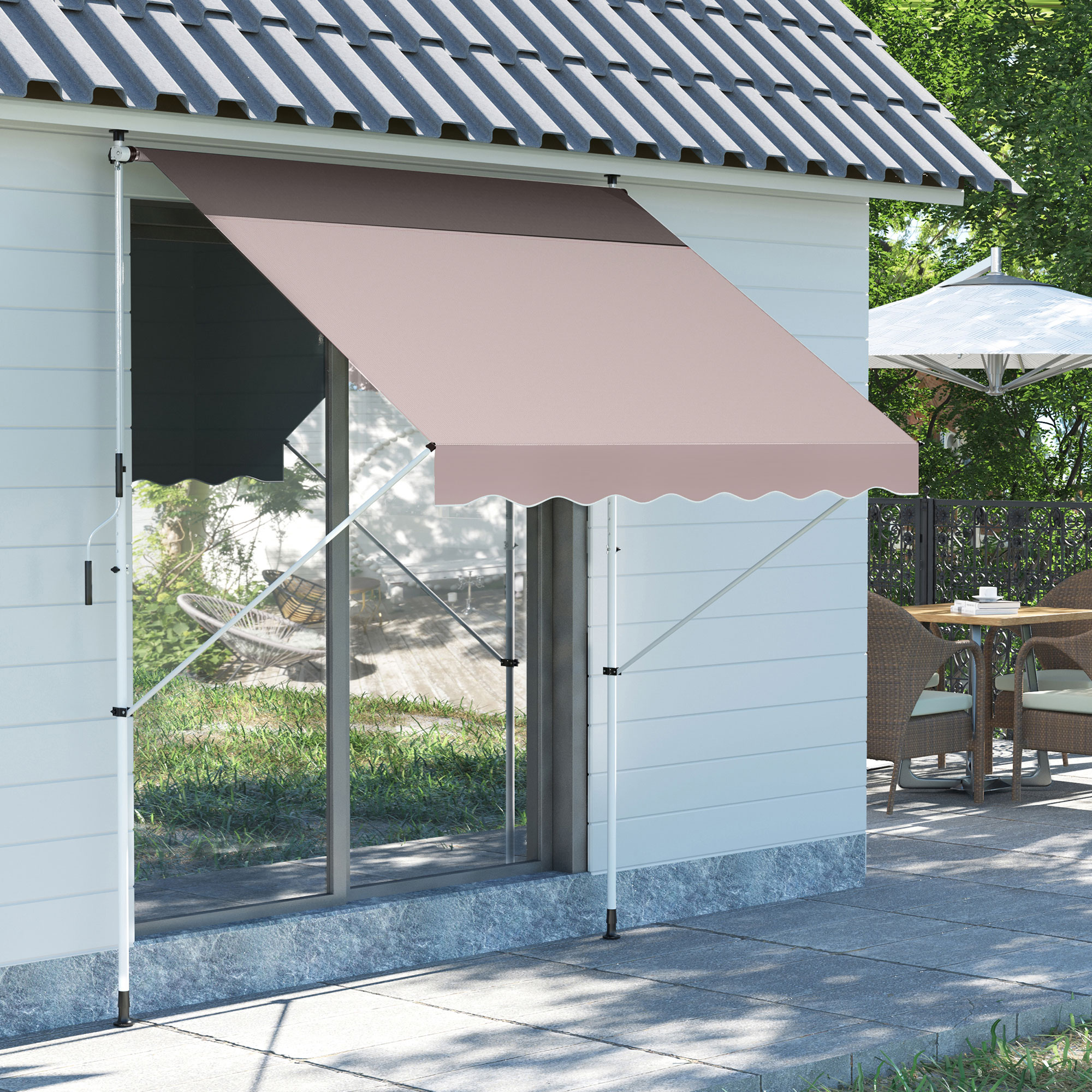 Una casa con un toldo beige. Una mesa con sillas y una sombrilla en el fondo.