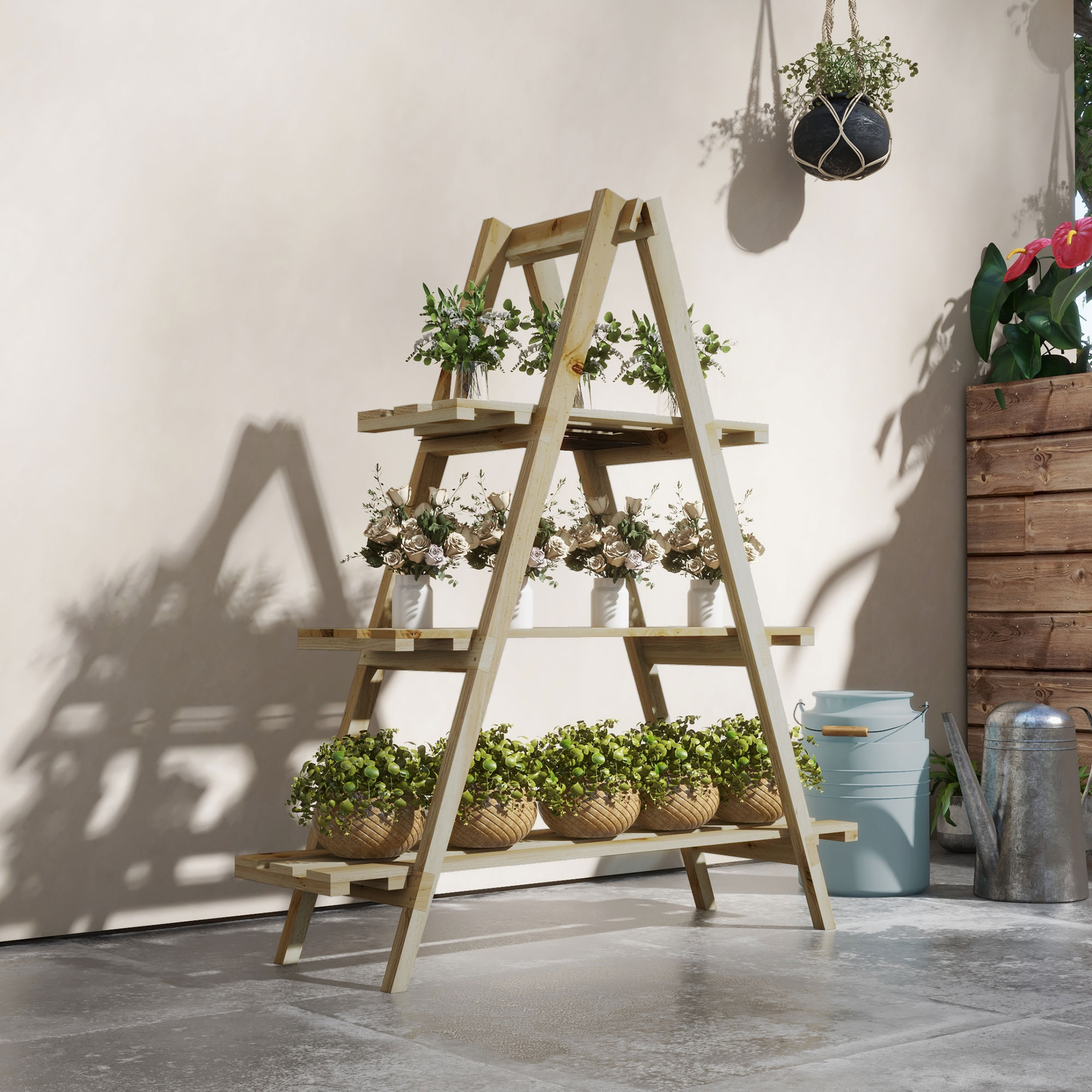 Supporto per piante in legno con fiori e piante. Vaso sospeso, annaffiatoio e secchio. Muro con ombra.