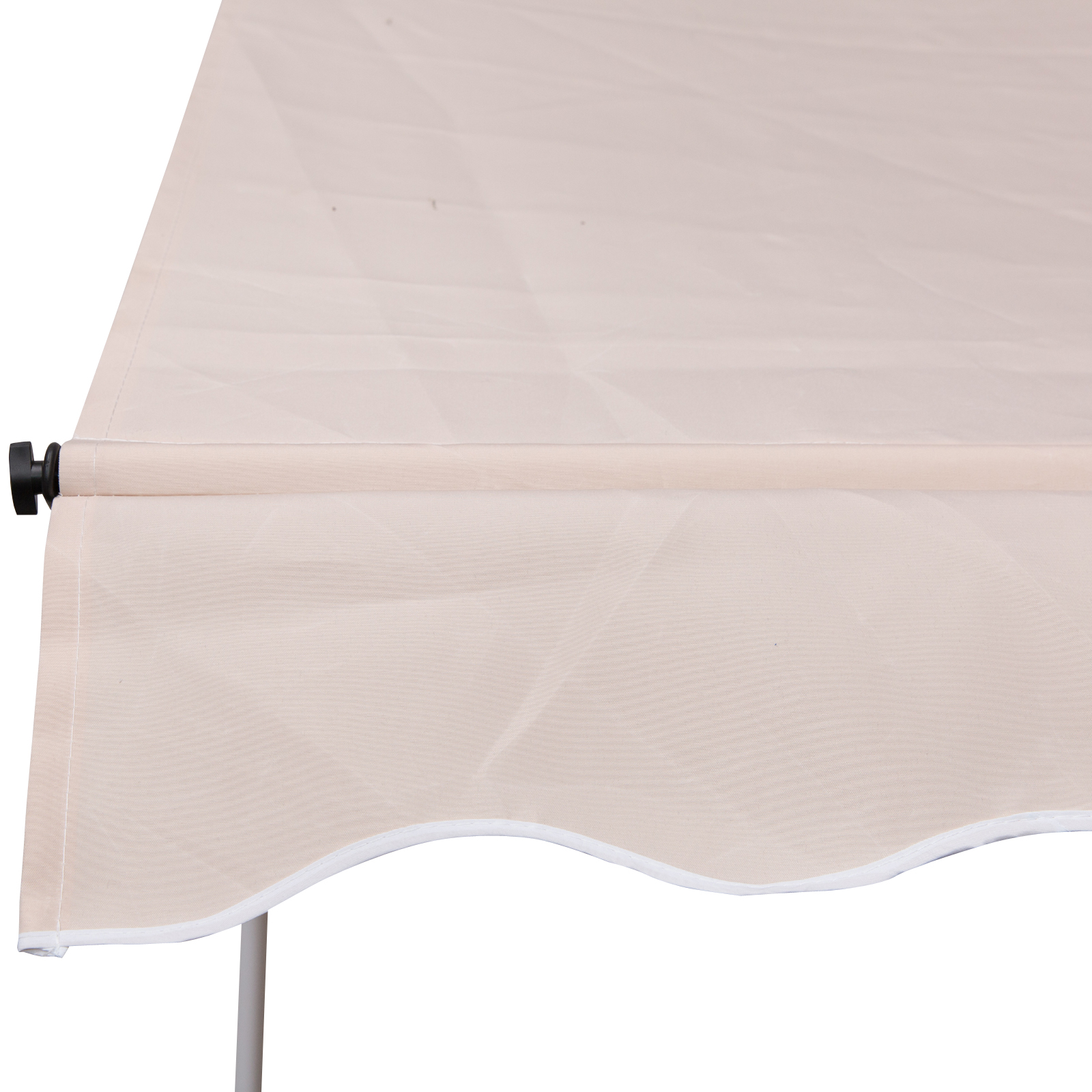 Un toldo beige parcialmente enrollado, ribete blanco en el borde y un mango negro. El fondo es blanco.