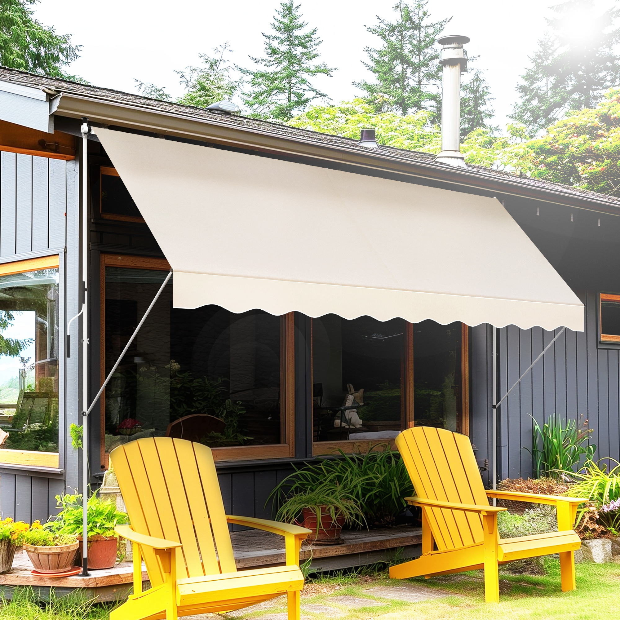 Una tenda da sole beige si estende su una casa con sedie gialle davanti. Alberi sullo sfondo.