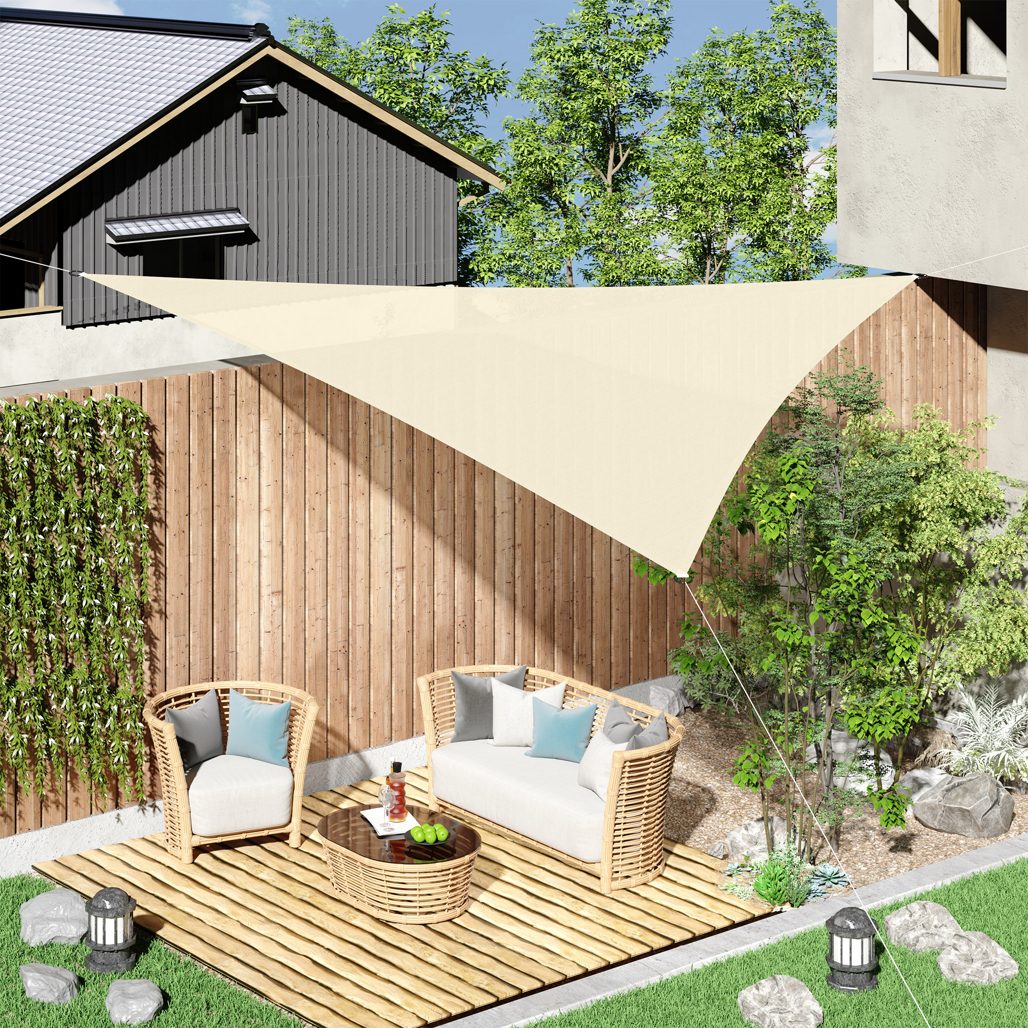 Una scena di patio con mobili in vimini, una tenda parasole triangolare, una staccionata in legno e vegetazione lussureggiante.