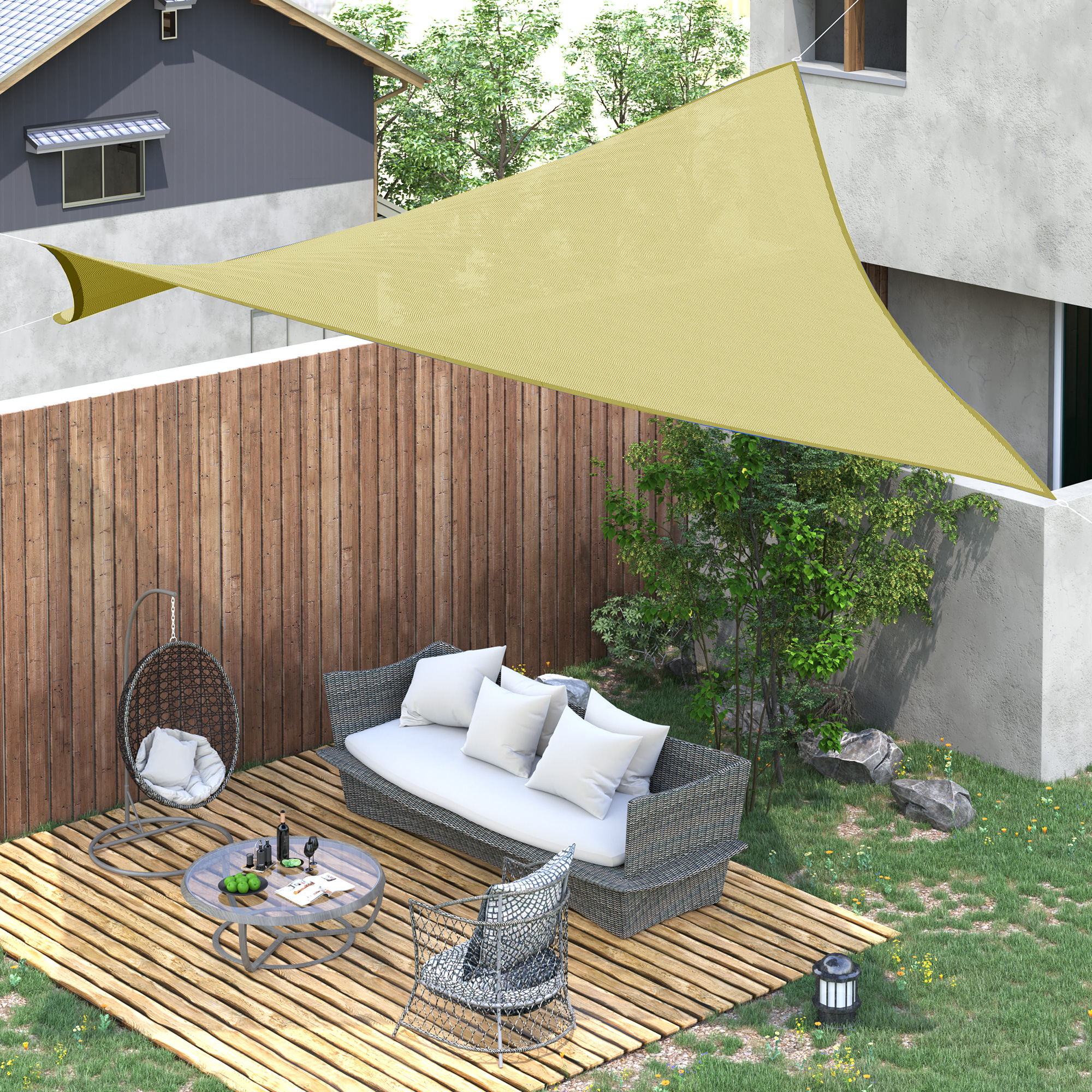 Un patio con una sombra amarilla, asientos y una mesa. Una valla de madera y una casa al fondo.