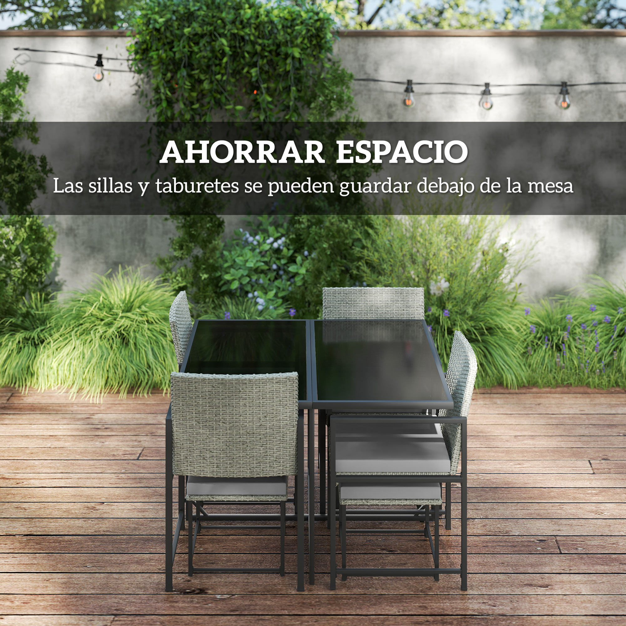 Juego de comedor al aire libre. Mesa con cuatro sillas. Plantas verdes y luces al fondo. Suelo de madera.