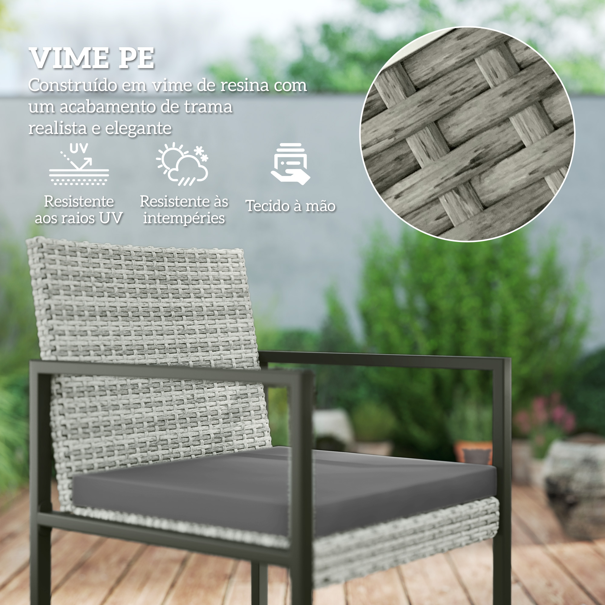 Una silla gris de mimbre con un cojín gris. El fondo es un jardín verde borroso.