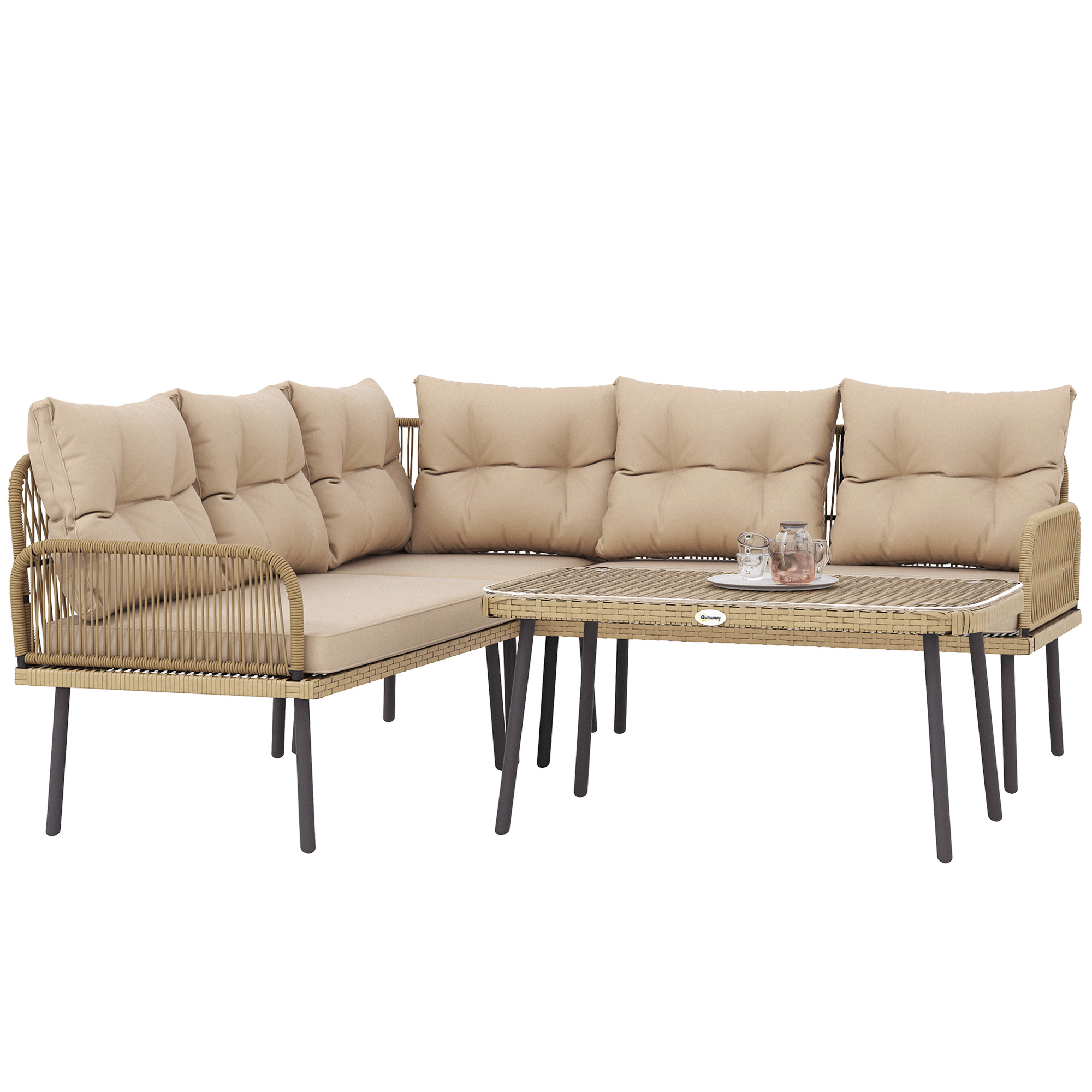 Un divano angolare da esterno in rattan beige con cuscini e tavolino abbinato. Bevande sul tavolo.
