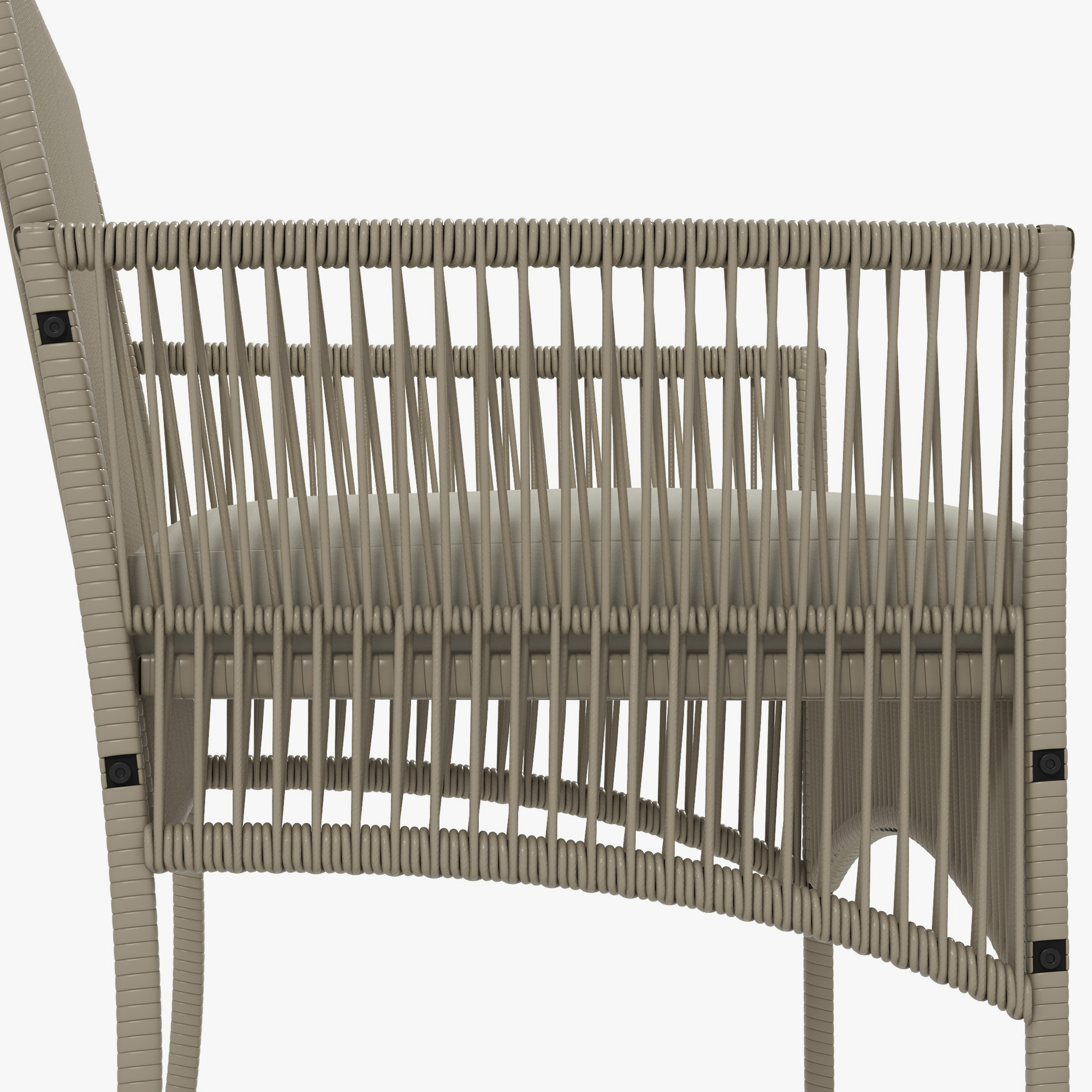 Primer plano de una silla de exterior beige tejida. La silla tiene respaldo y reposabrazos con patrones tejidos verticales y horizontales.