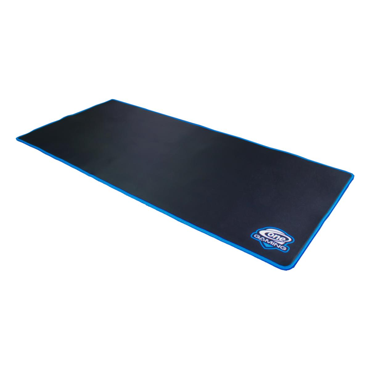 Schwarzes Gaming-Mauspad mit blauem Rand. Die untere rechte Ecke hat ein blau-weißes Logo mit der Aufschrift 'one gaming'.