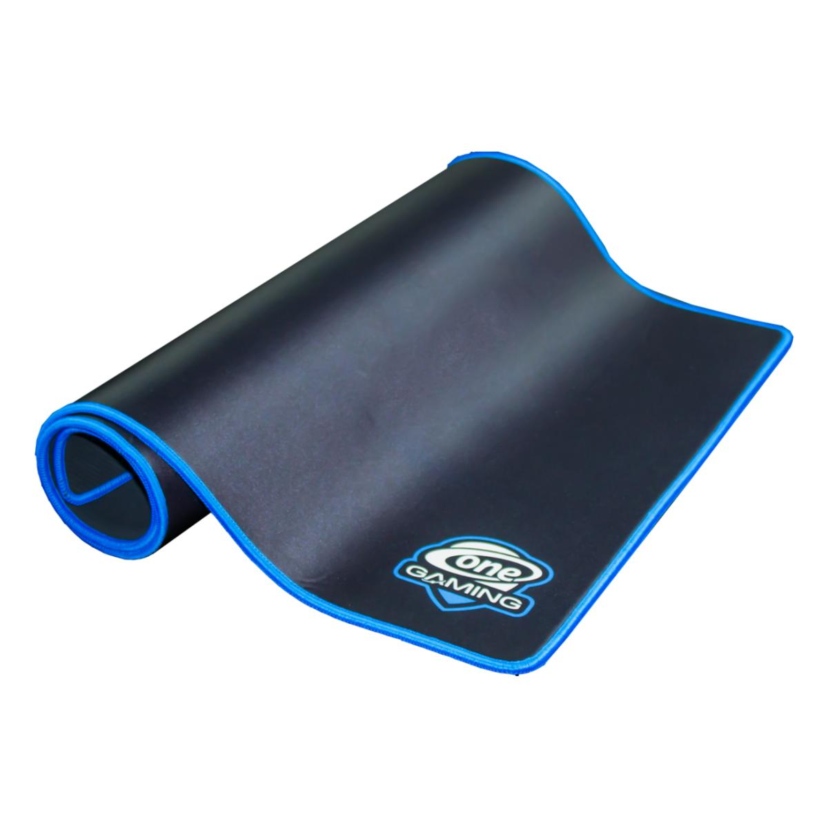 Ein schwarzes Gaming-Mauspad mit blauem Rand. Das Pad trägt den Schriftzug "one GAMING".