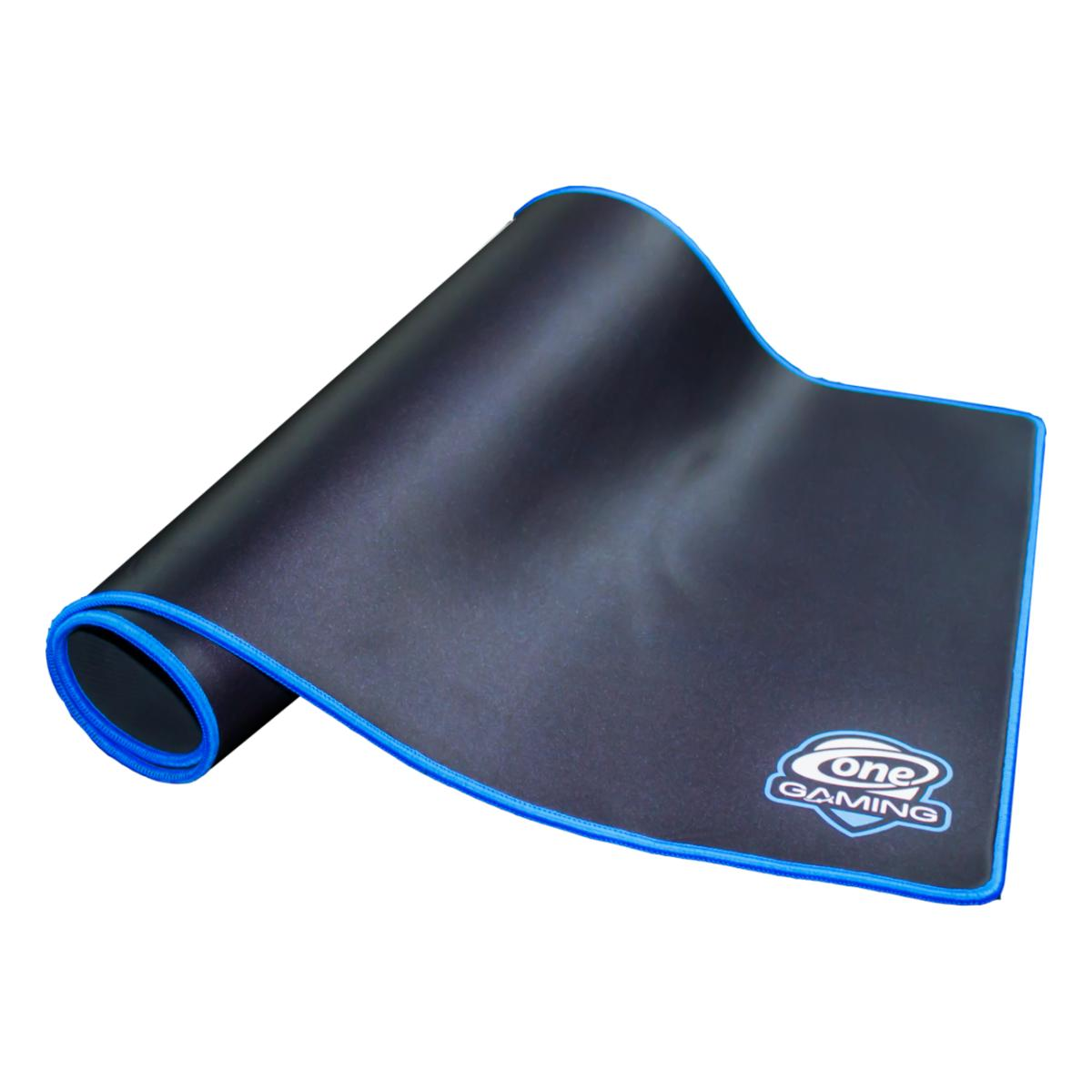 Aufgerolltes, schwarzes Gaming-Mauspad mit blauem Rand. Das Pad hat ein Logo mit der Aufschrift 'one GAMING'.