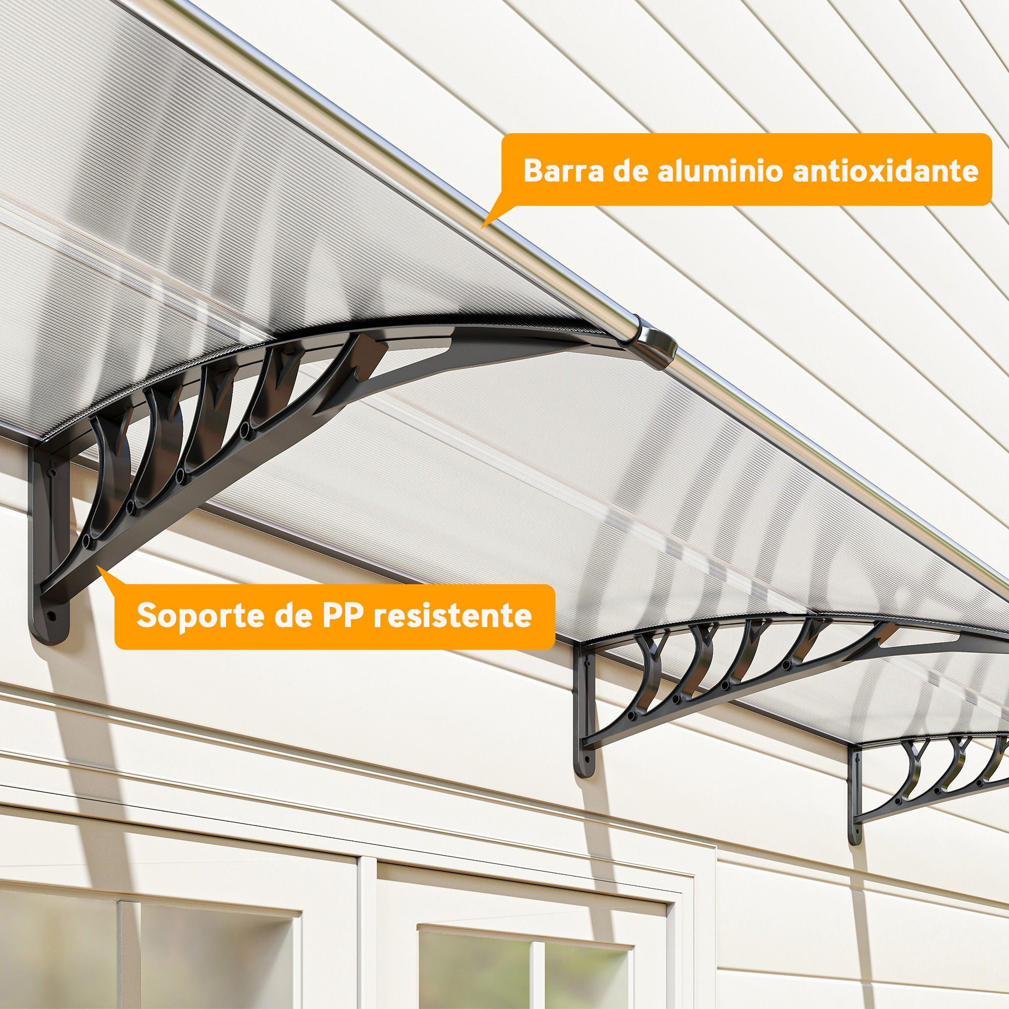 Un toldo para puerta con techo transparente y soportes negros. El techo está soportado por soportes en la pared.