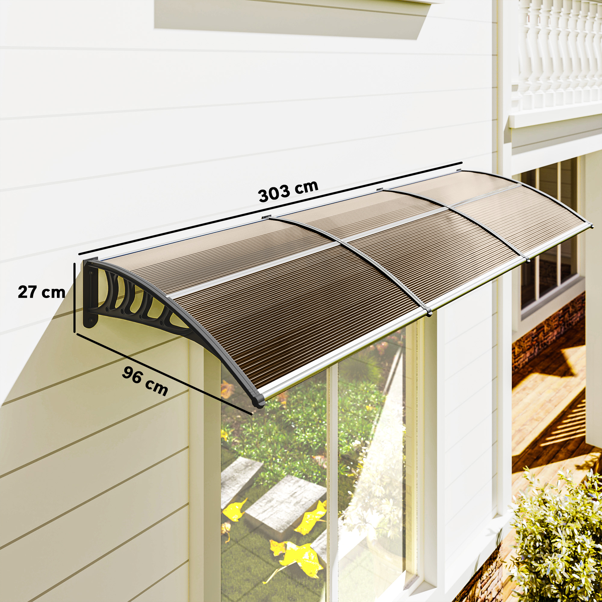 Un toldo marrón y negro sobre una ventana. Se incluyen medidas. El fondo muestra una pared blanca y un balcón.