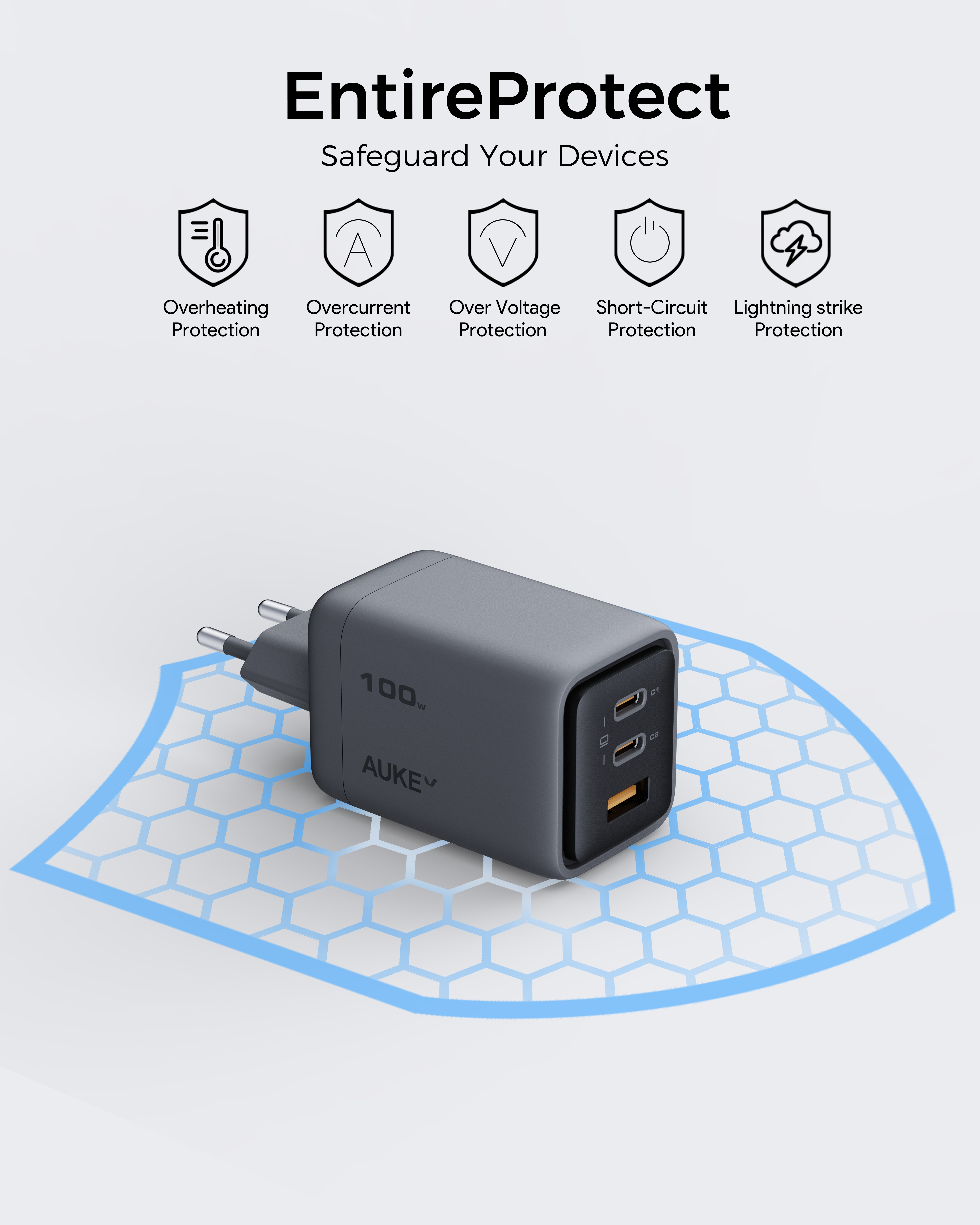 Cargador AUKEY gris con iconos de protección y patrón hexagonal azul.