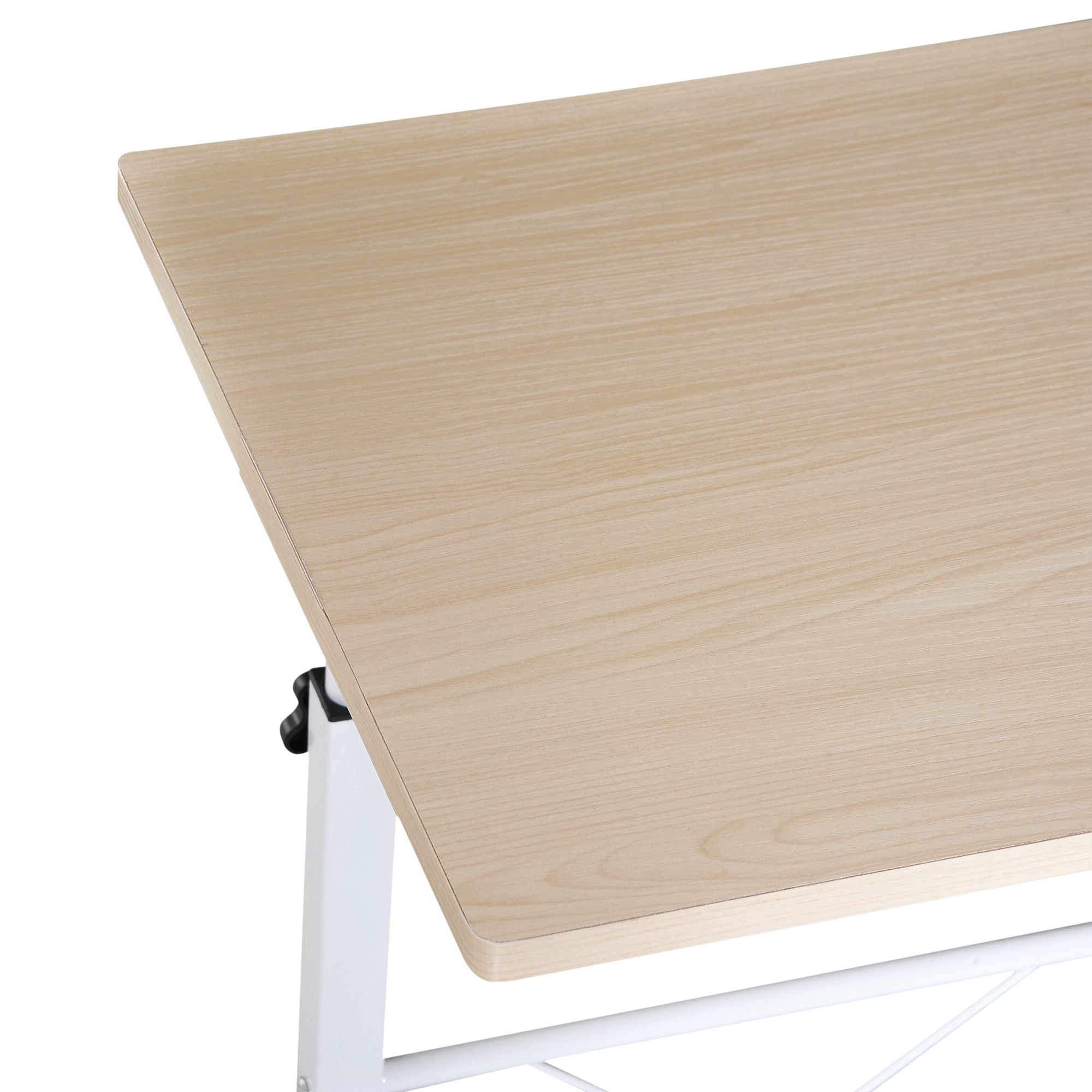 Primer plano de una esquina de mesa de madera clara con pata de metal blanco y perilla negra contra fondo blanco.