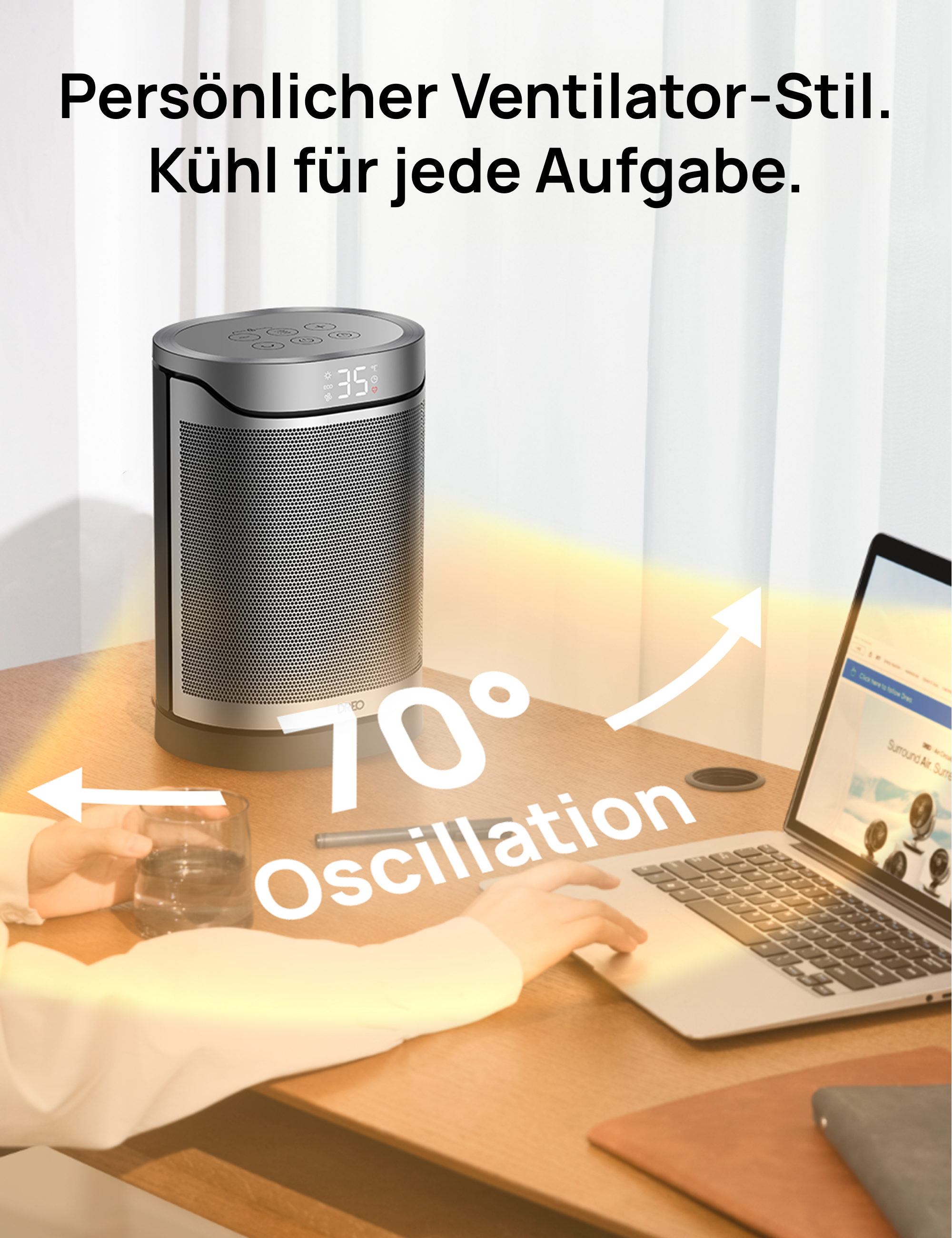 Ein Ventilator auf einem Schreibtisch mit Laptop und einem Glas Wasser. Es hat eine 70°-Oszillation.
