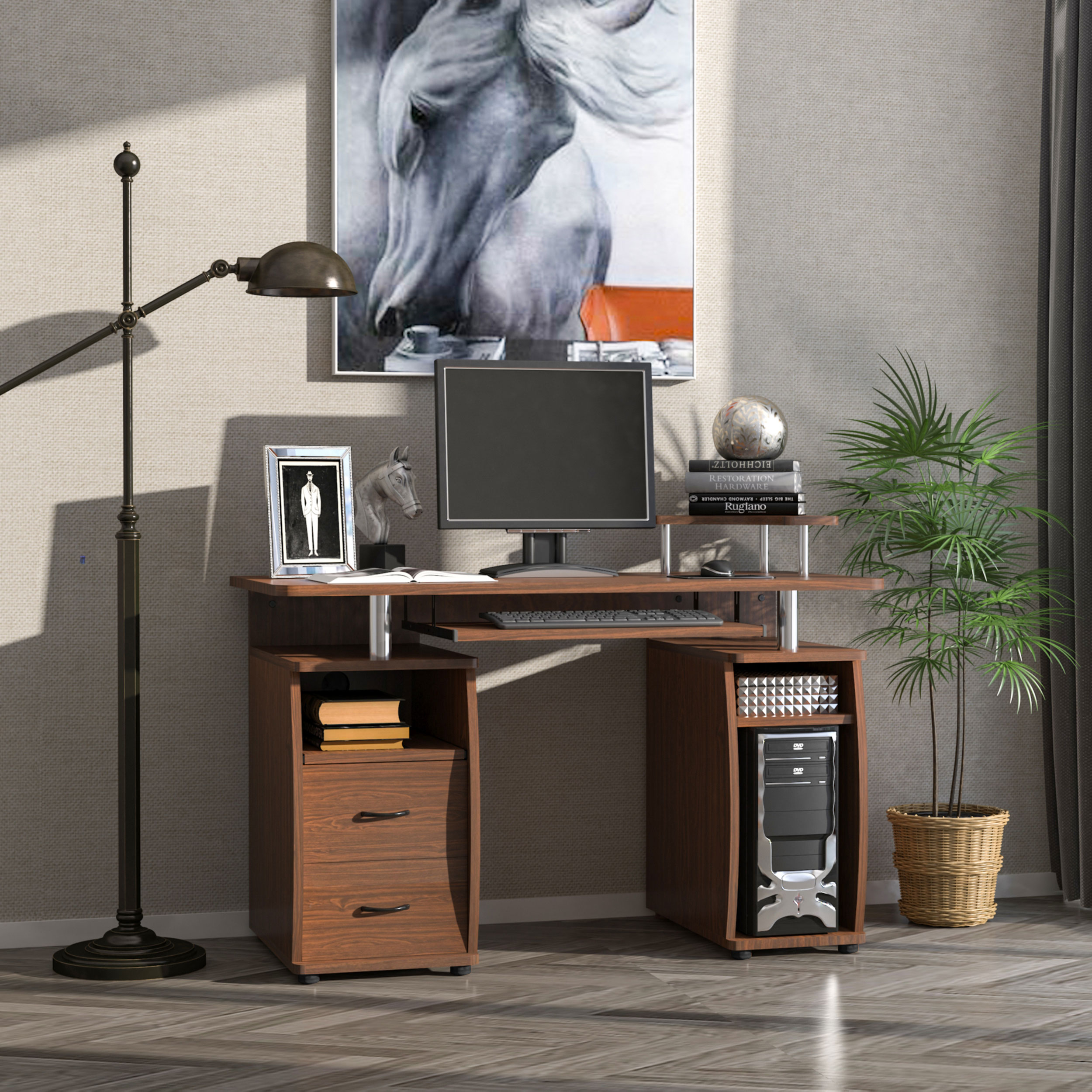 Un escritorio con computadora, lámpara y planta. Un cuadro de caballo cuelga sobre el monitor.