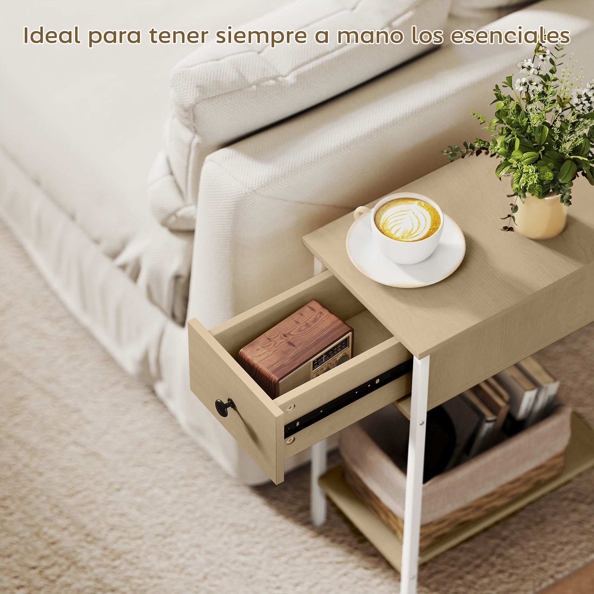Una mesita auxiliar con un cajón abierto, café y una planta. Una radio está dentro del cajón. Un sofá está en el fondo.