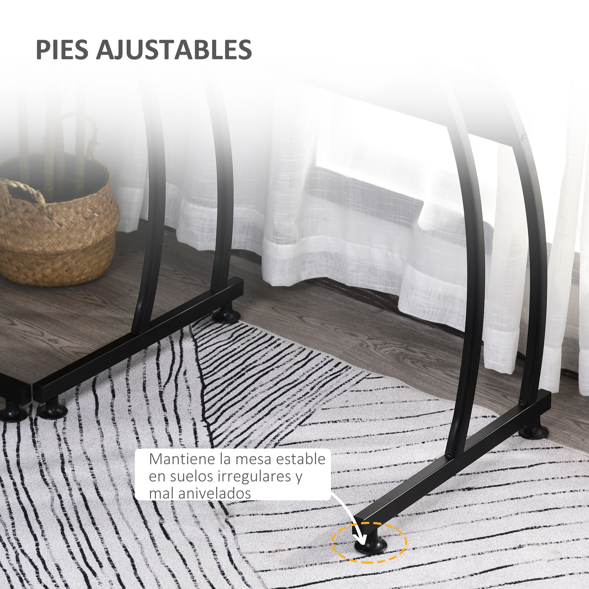 Una mesa con patas ajustables sobre una alfombra estampada. Una cesta y cortinas en el fondo.