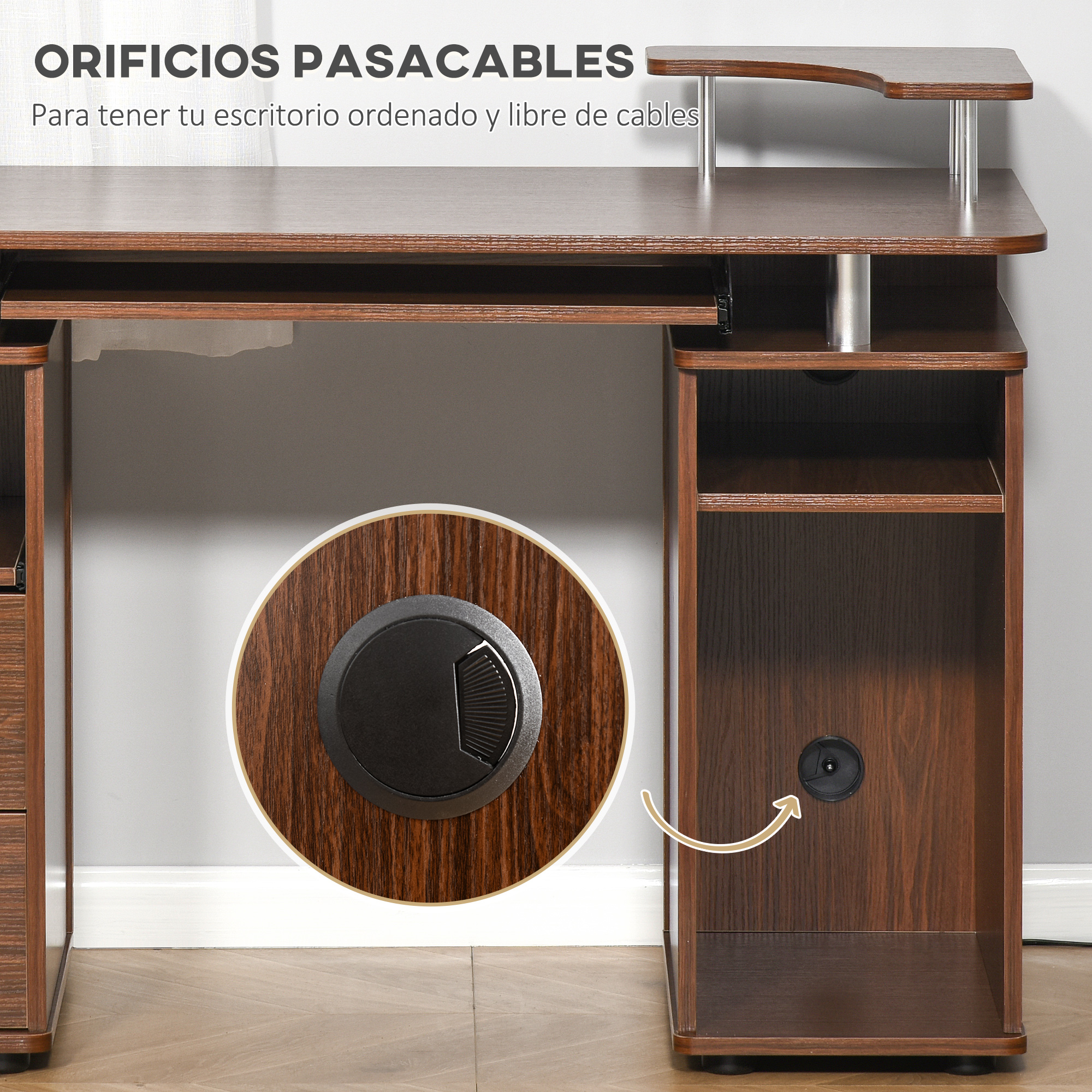 Un escritorio marrón con orificios para cables. Un primer plano muestra un agujero con una cubierta negra. El escritorio está sobre un piso de madera.