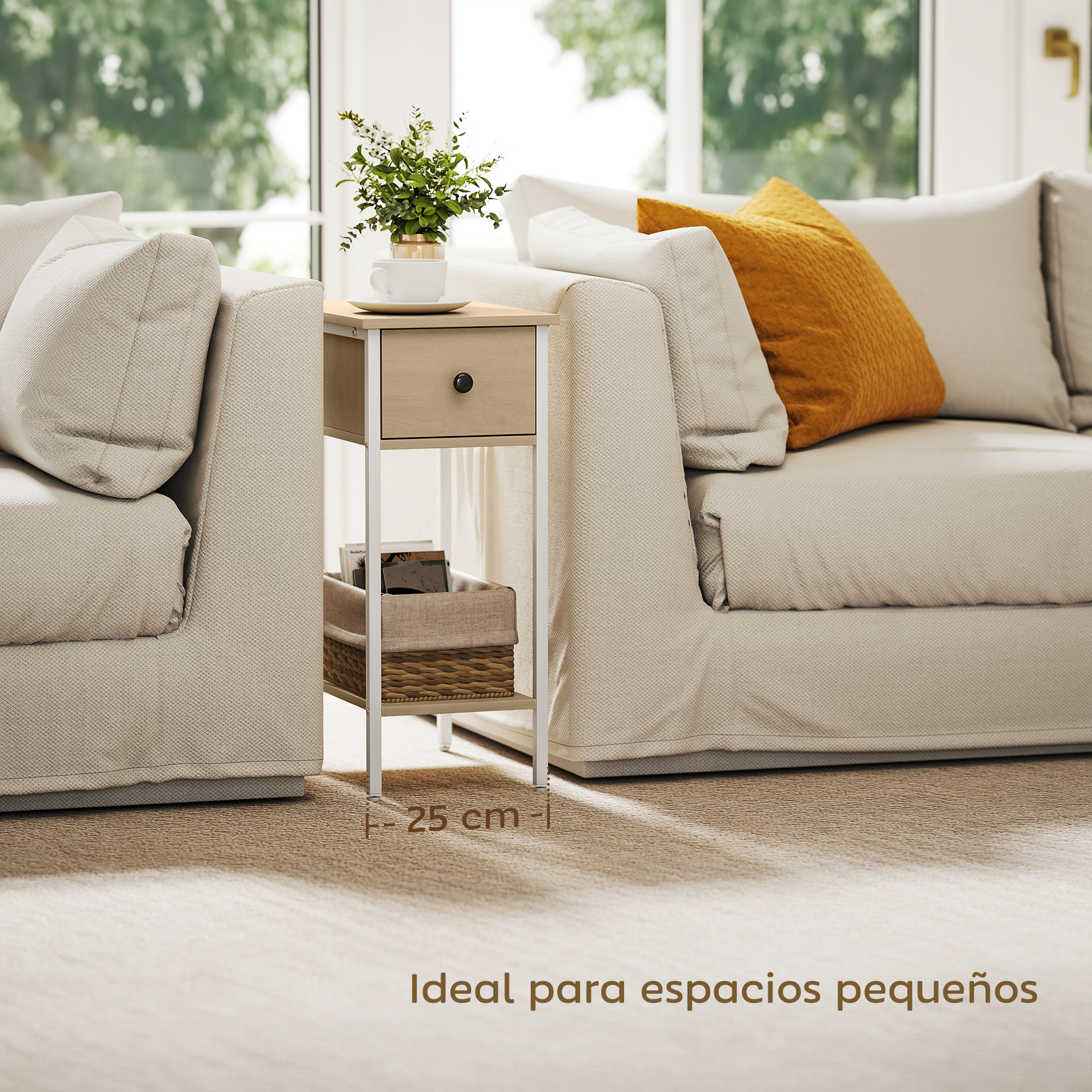 Una pequeña mesa auxiliar beige con un cajón se coloca entre dos sofás beige. Una cesta está en el estante inferior.