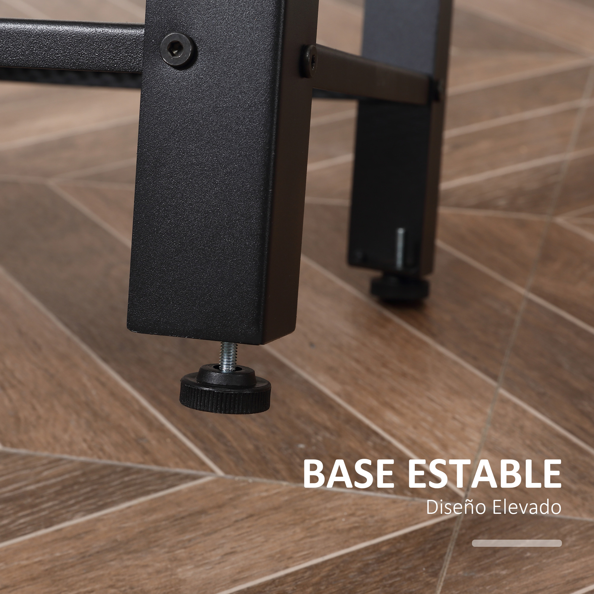 Primer plano de una pata de mesa de metal negro con pie ajustable sobre suelo de madera, con texto abajo.