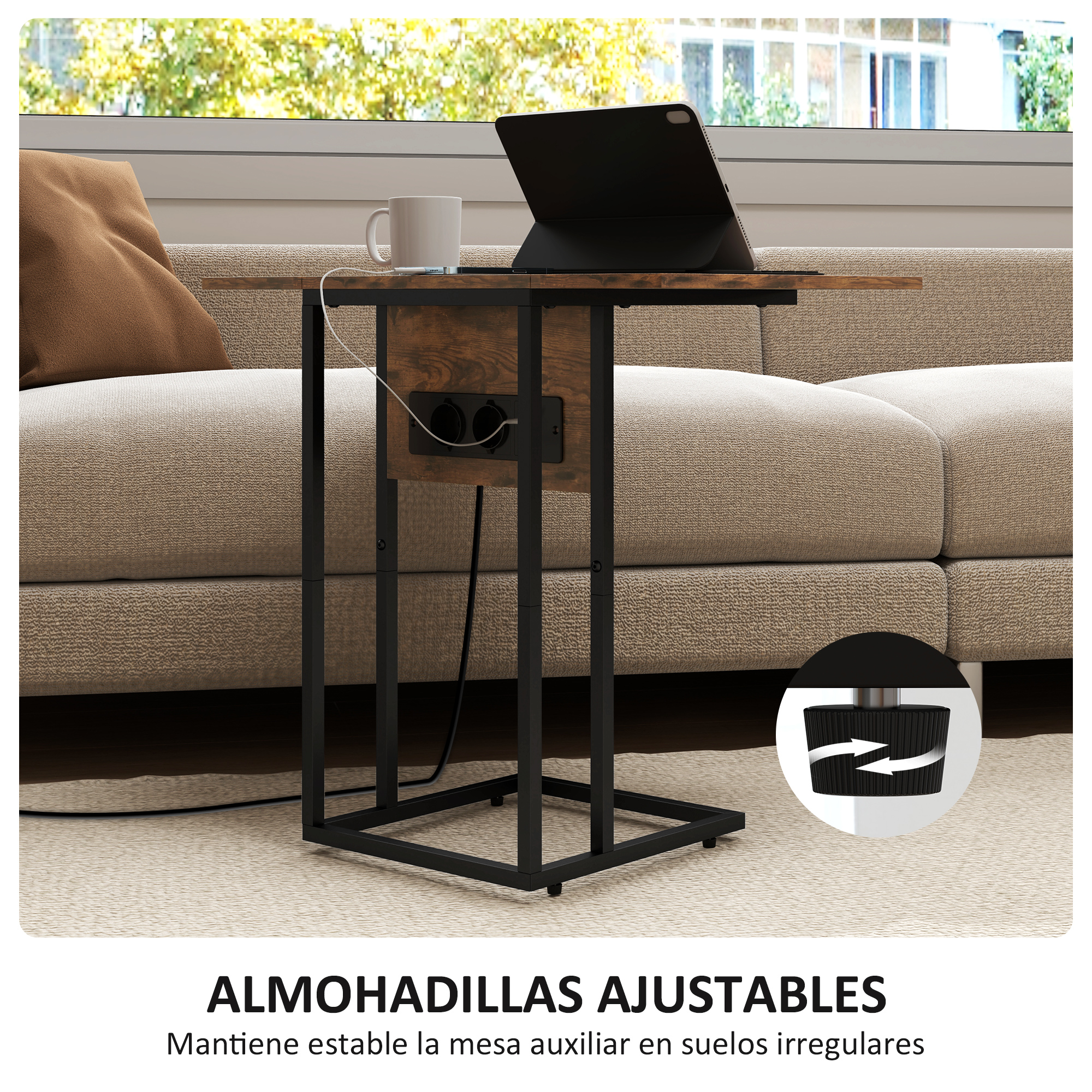 Una mesa auxiliar con una tableta, taza y enchufes se encuentra junto a un sofá cerca de una ventana. La mesa tiene pies ajustables.
