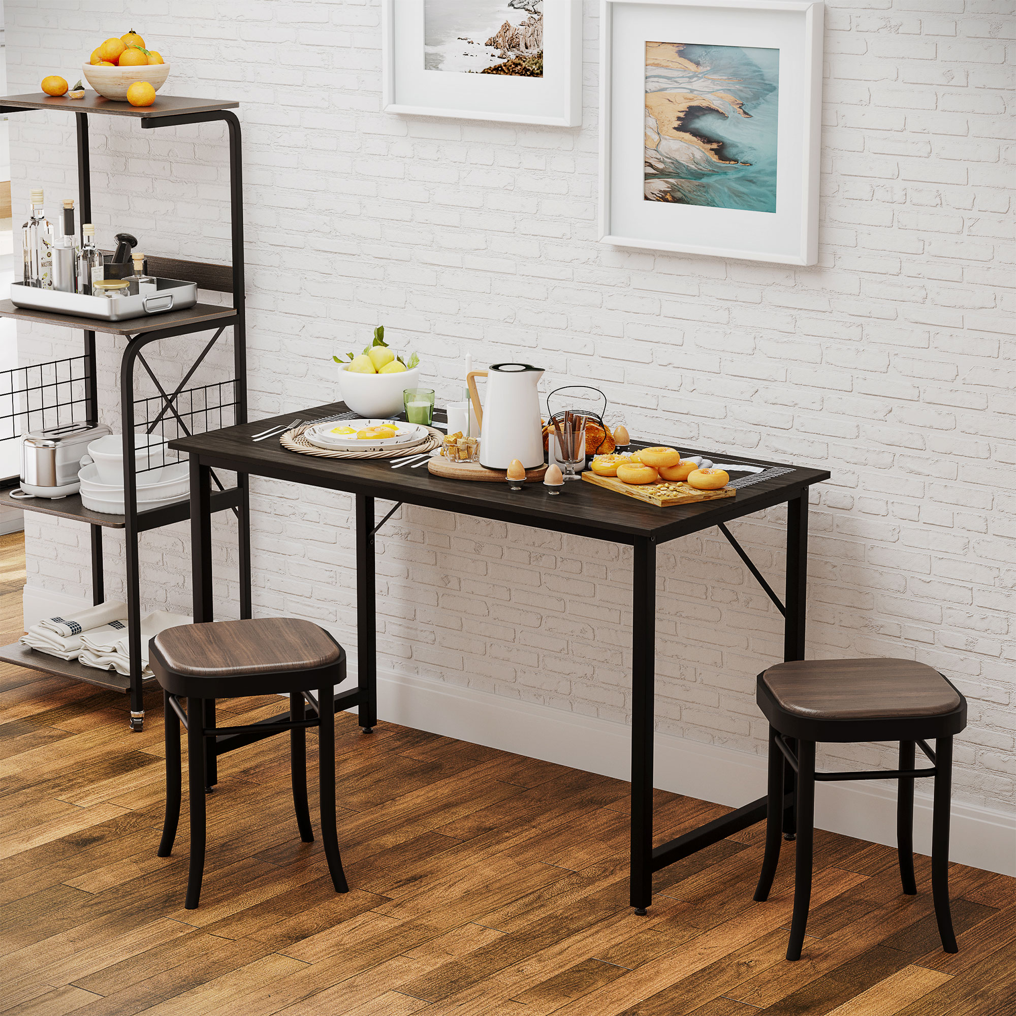Mesa de desayuno con comida y bebidas, dos taburetes. Fondo: pared de ladrillo blanco, cuadros enmarcados y una estantería con fruta.