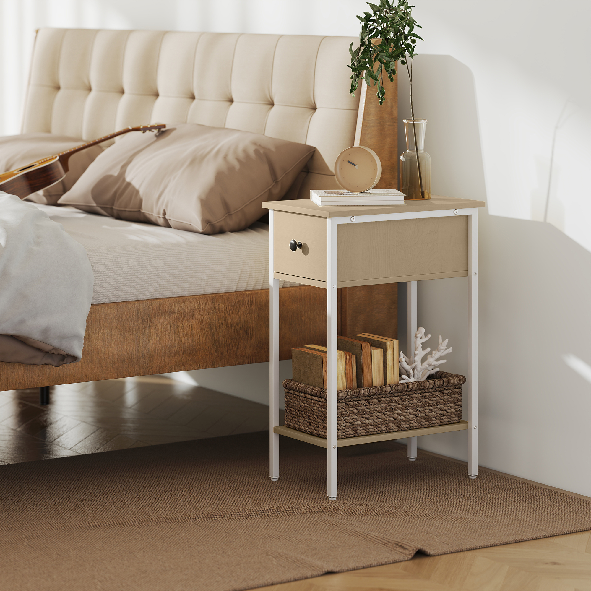 Escena de dormitorio con cama, mesita de noche y alfombra. Cama con almohadas y guitarra. Mesita con libros, reloj y jarrón.