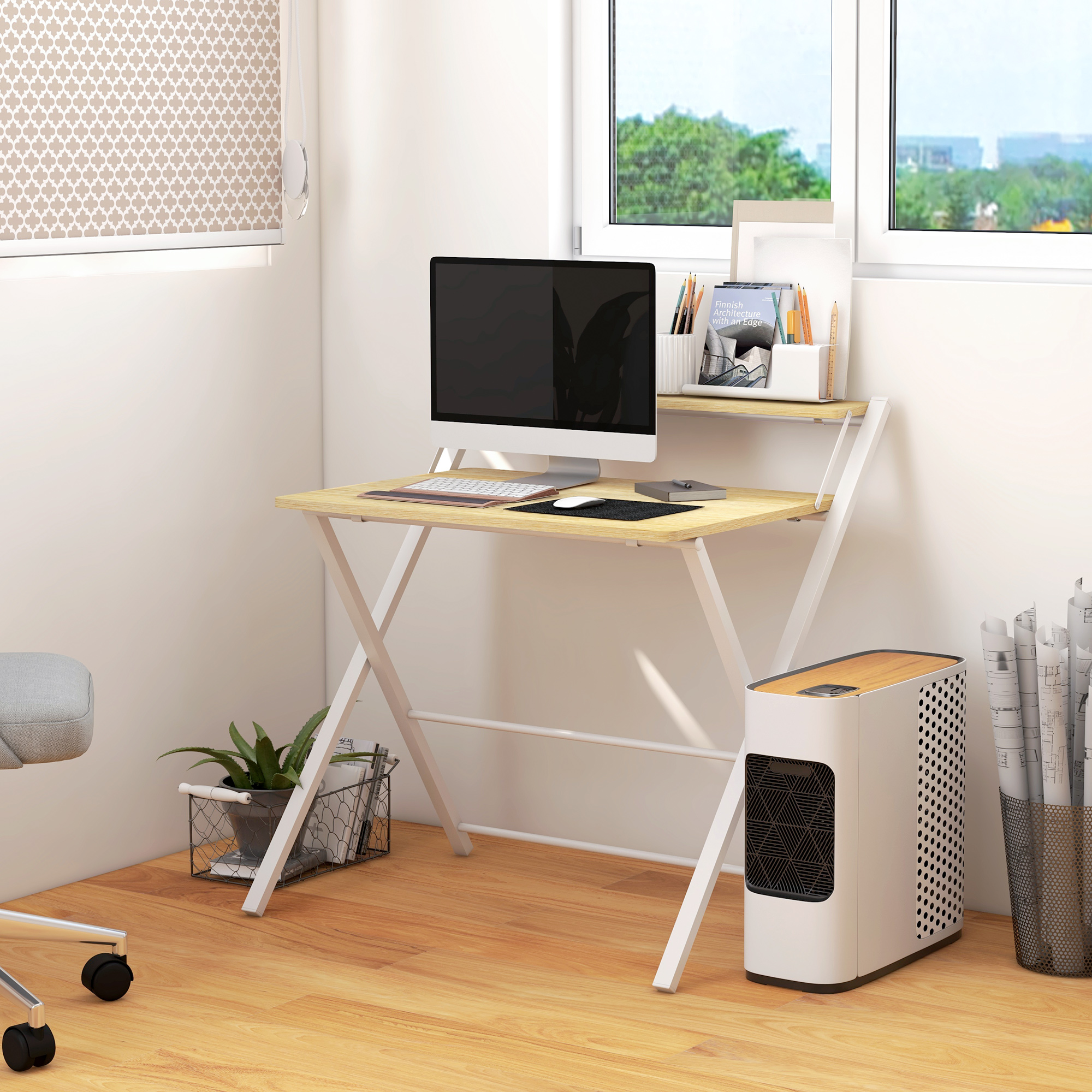 Un escritorio con computadora y accesorios, una planta y una torre de computadora. Una ventana en el fondo.
