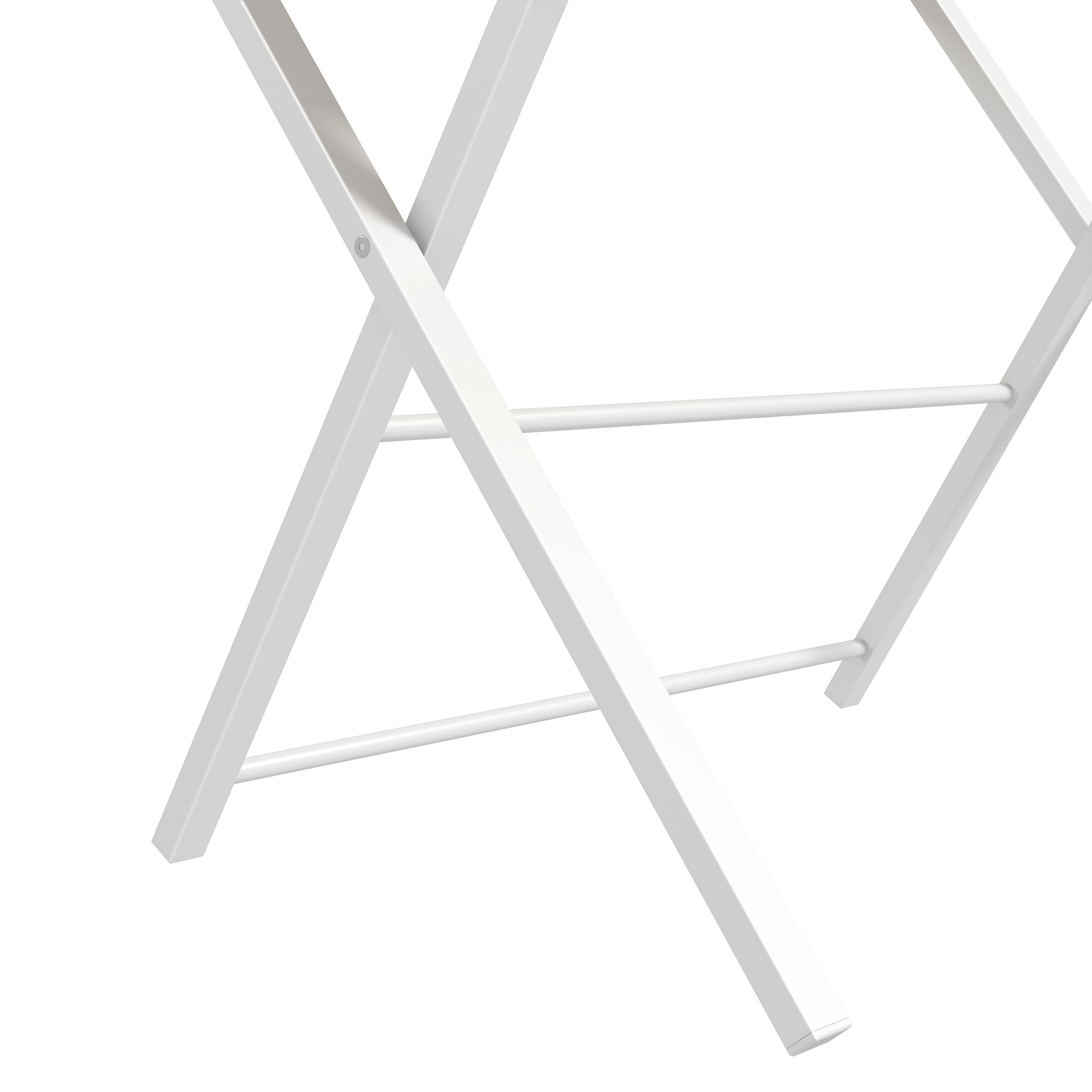 Primer plano de las patas de una mesa plegable blanca, anguladas sobre un fondo blanco.