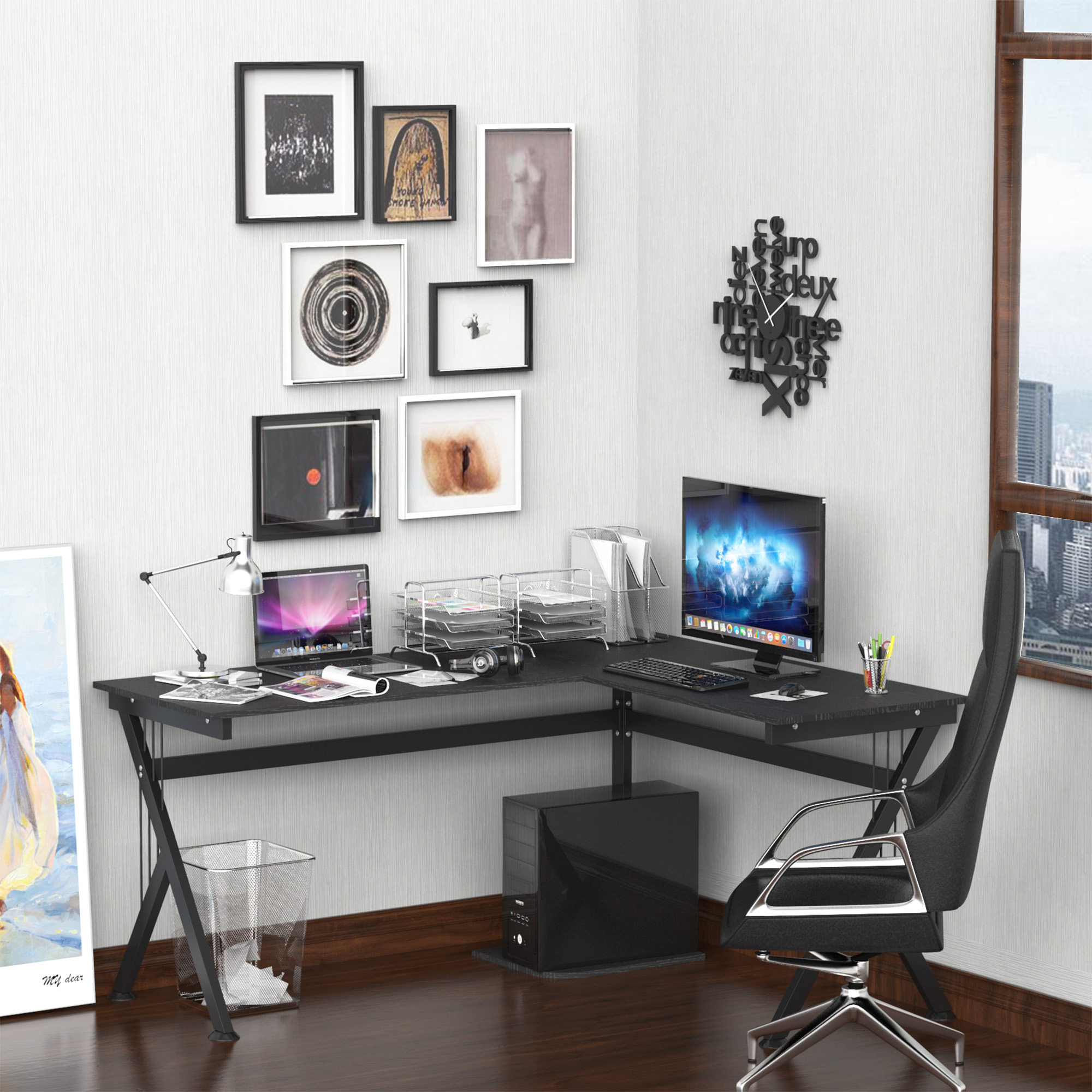 Una oficina con escritorio, computadora, laptop, arte y un reloj en la pared. Se ve una vista de la ciudad por la ventana.