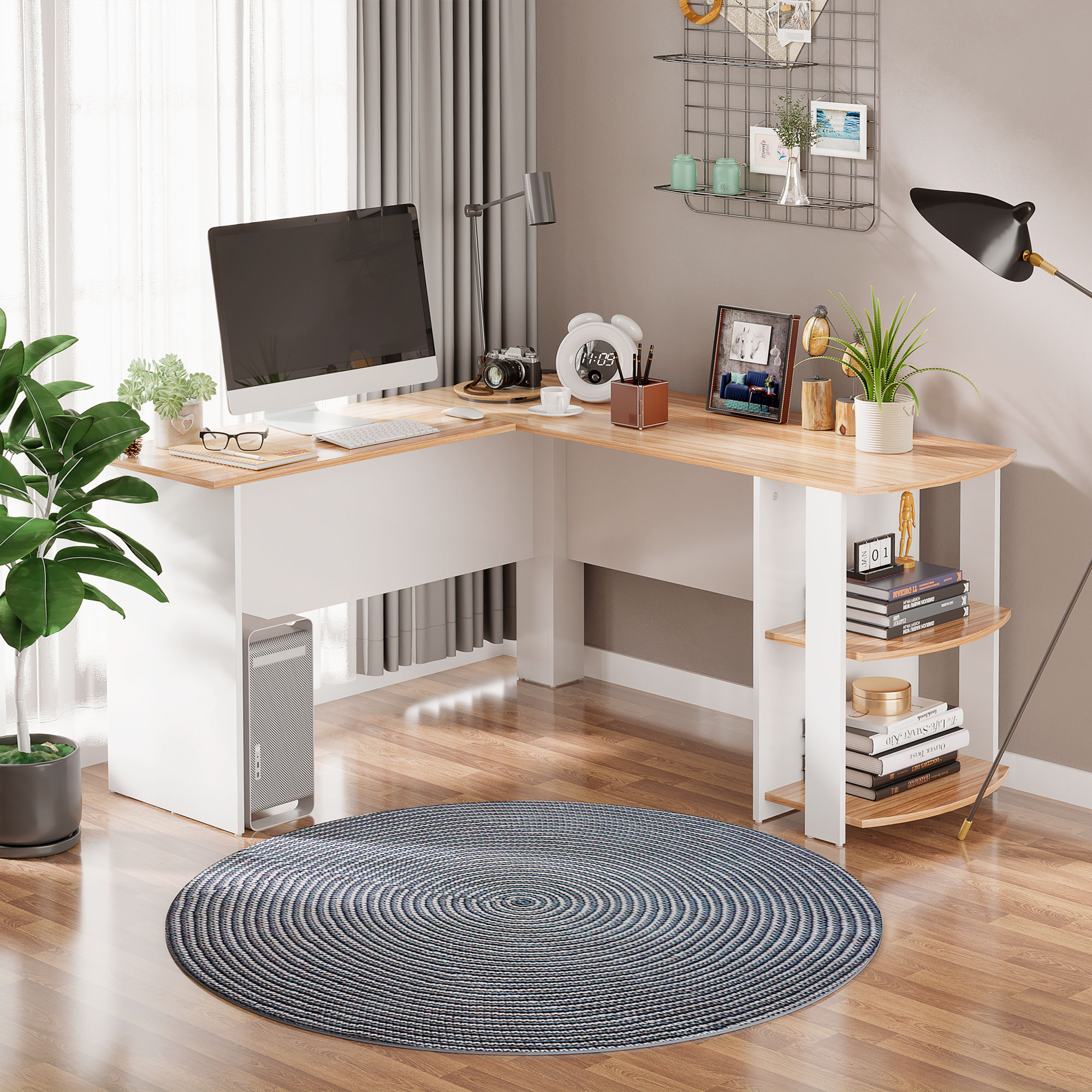 Una oficina con escritorio blanco, computadora y accesorios. Una alfombra redonda sobre el piso de madera.