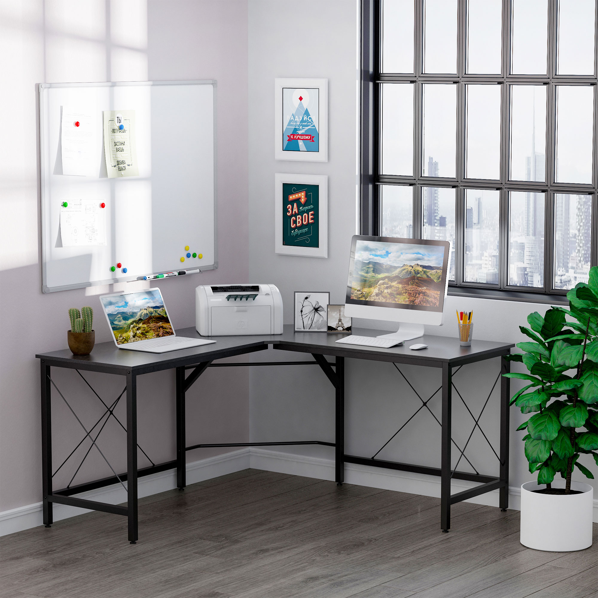 Un escritorio en forma de L con una computadora portátil, una computadora, una impresora y una planta. Una ventana muestra un paisaje urbano. Una pizarra cuelga de la pared.