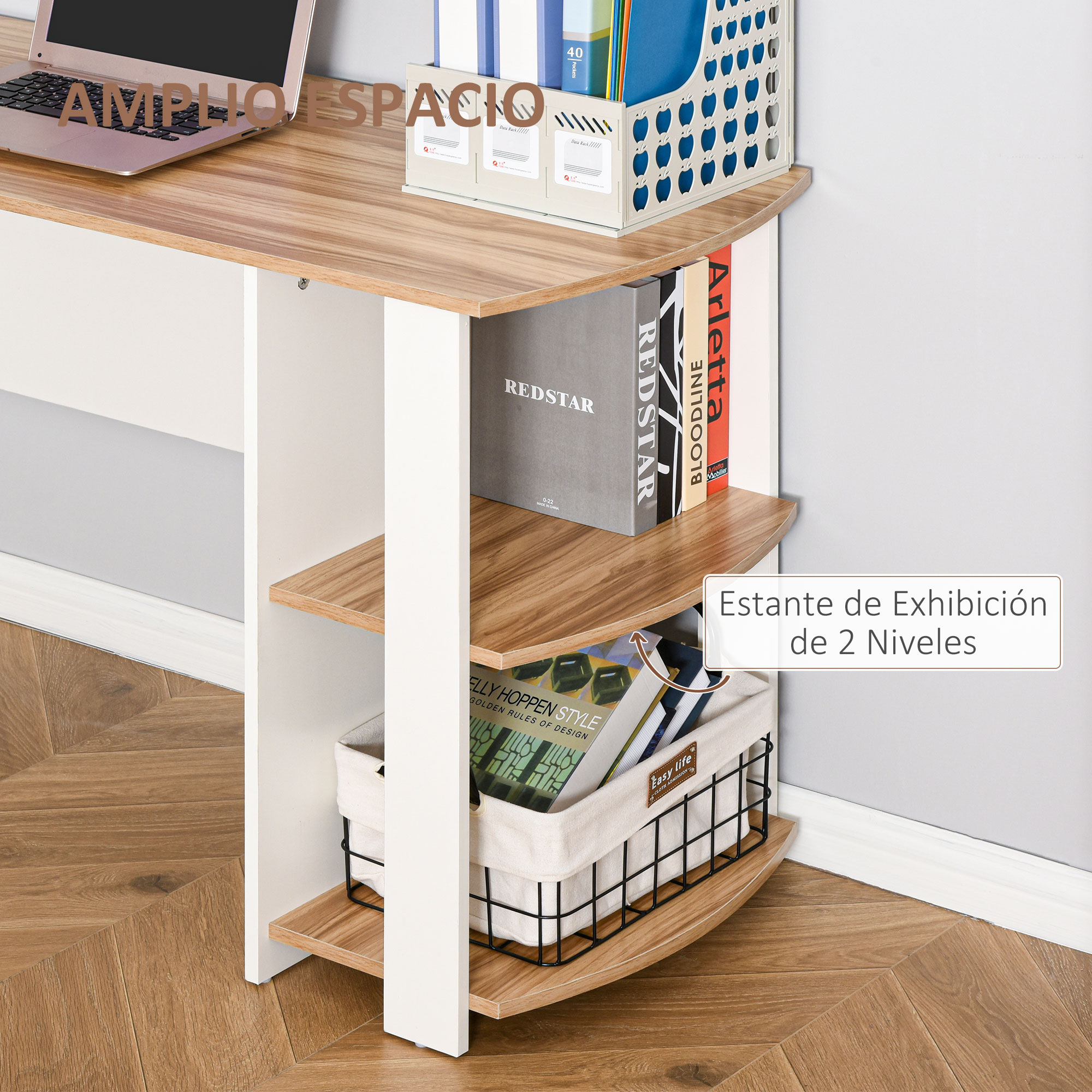 Un escritorio con estantes. Una computadora portátil está en el escritorio. Libros y una cesta están en los estantes. El suelo es de madera.