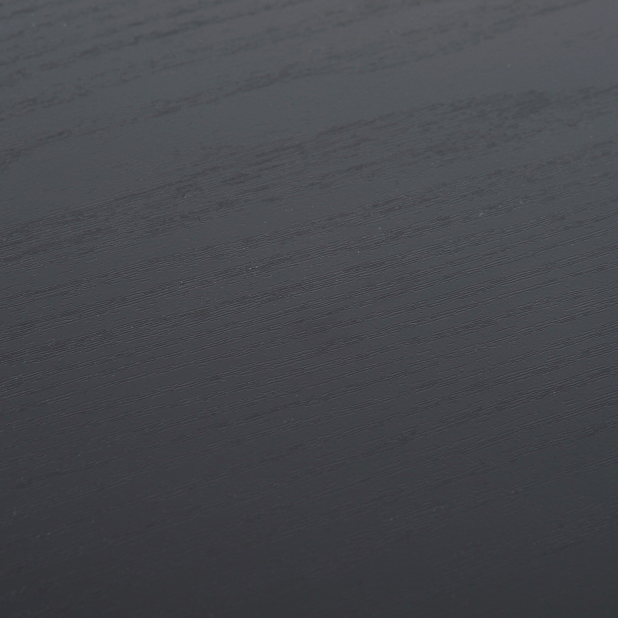 Primer plano de una superficie de madera gris oscuro. La veta de la madera es visible, en diagonal.