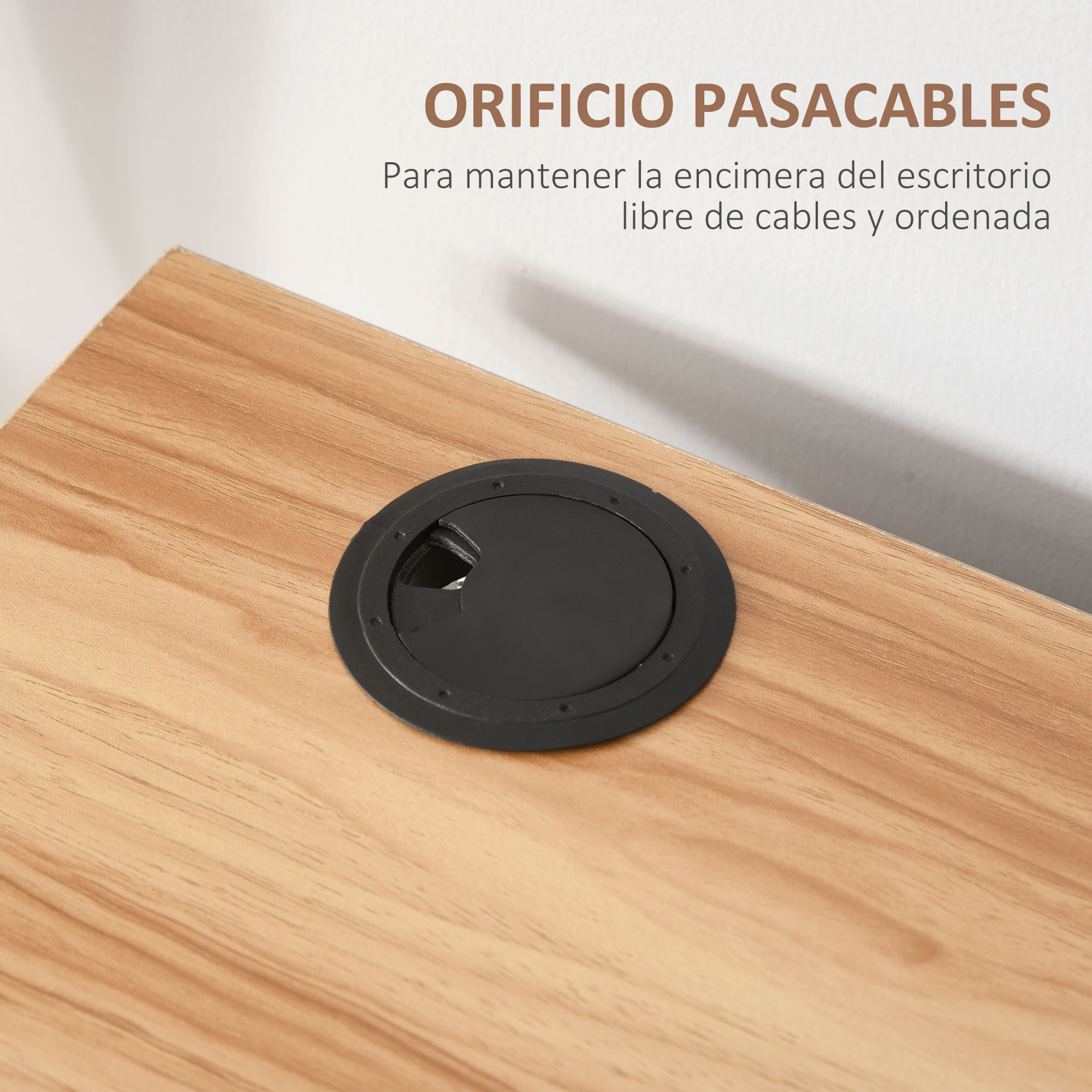Primer plano de un escritorio de madera con un pasacables negro. El texto superior dice 'Pasacables'.