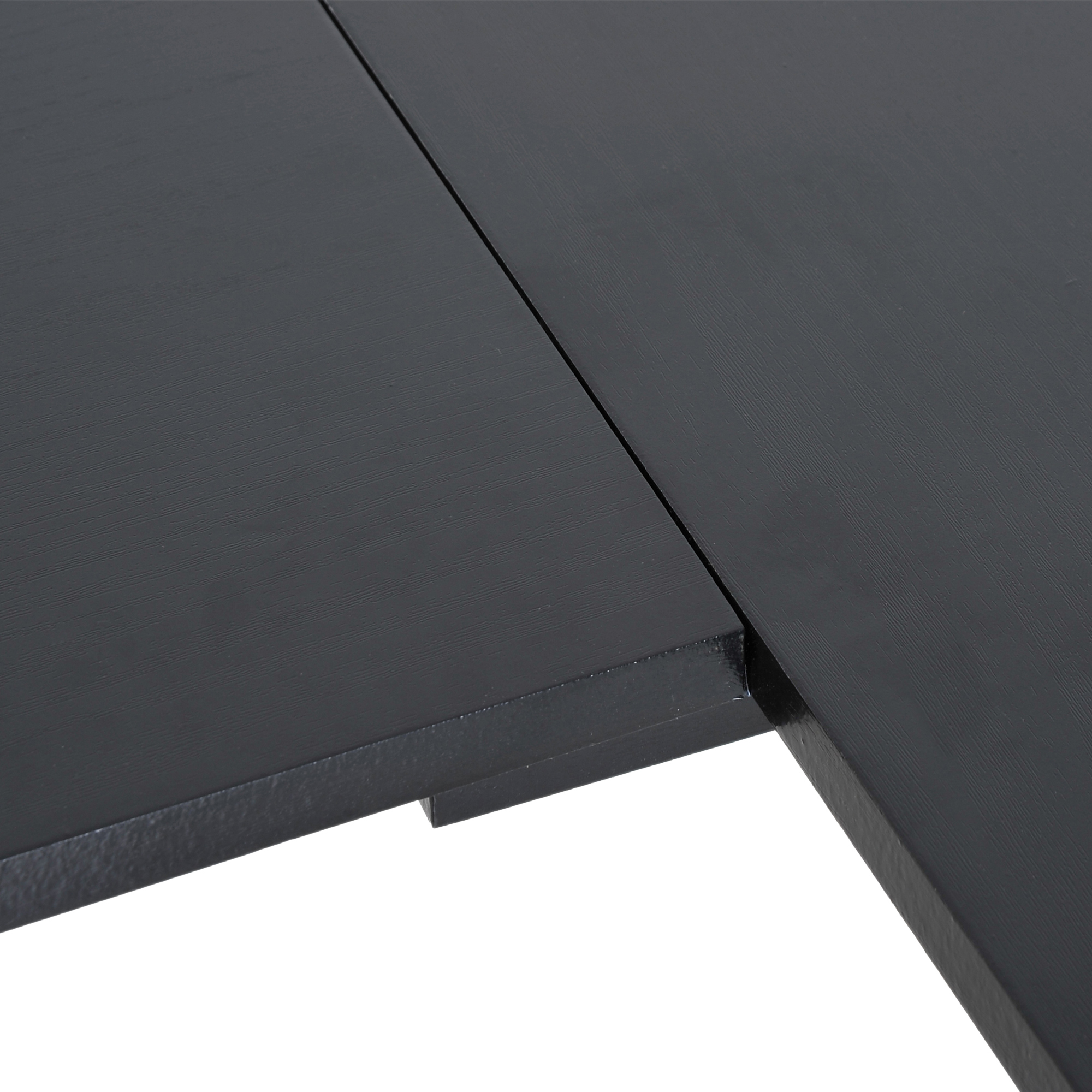 Primer plano de una mesa negra con dos paneles conectados. Fondo blanco. Textura de madera visible.